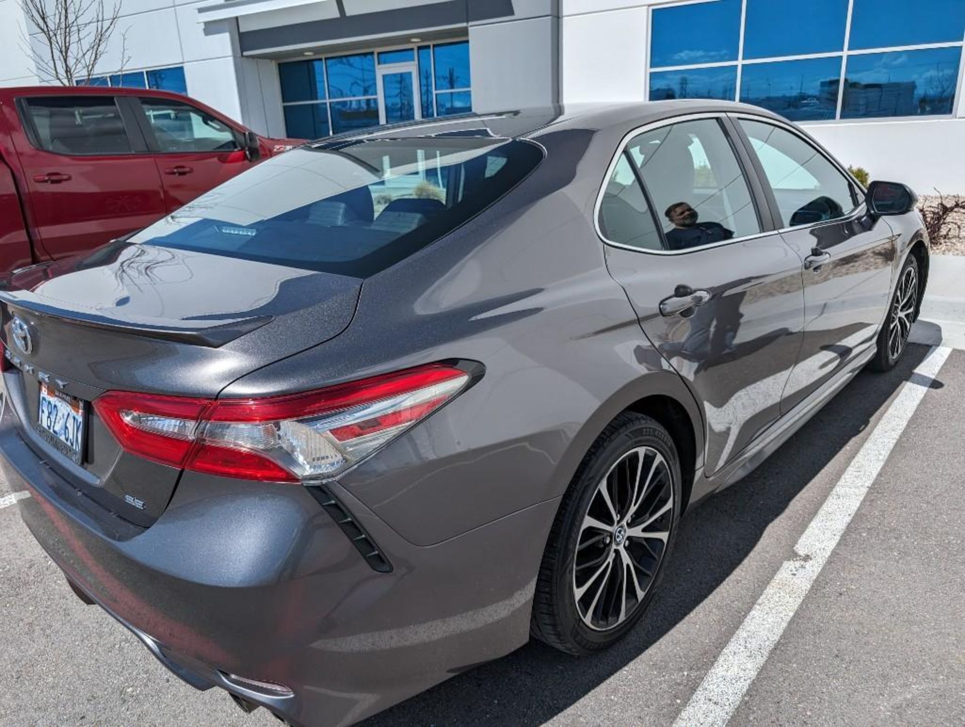 2018 Toyota Camry SE w/ 101,344 Miles, FWD 4 cylinder VIN #: 4T1B11HK2JU024047 Features and Notes: r - Bild 8 aus 16