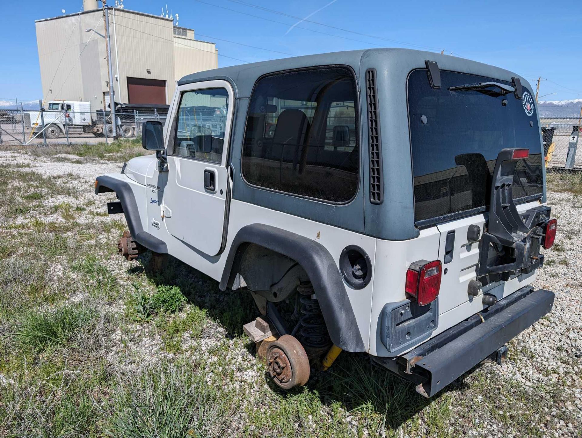 1998 Jeep Wrangler Sport 4wd, v6 VIN #: 1J4FY19S6WP712195 Features and Notes: currently not running. - Image 5 of 13