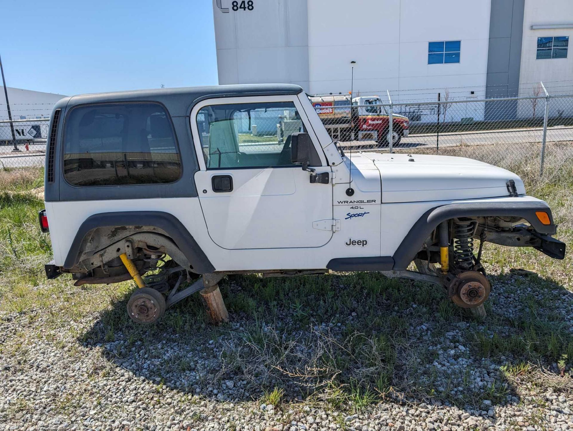 1998 Jeep Wrangler Sport 4wd, v6 VIN #: 1J4FY19S6WP712195 Features and Notes: currently not running. - Image 6 of 13