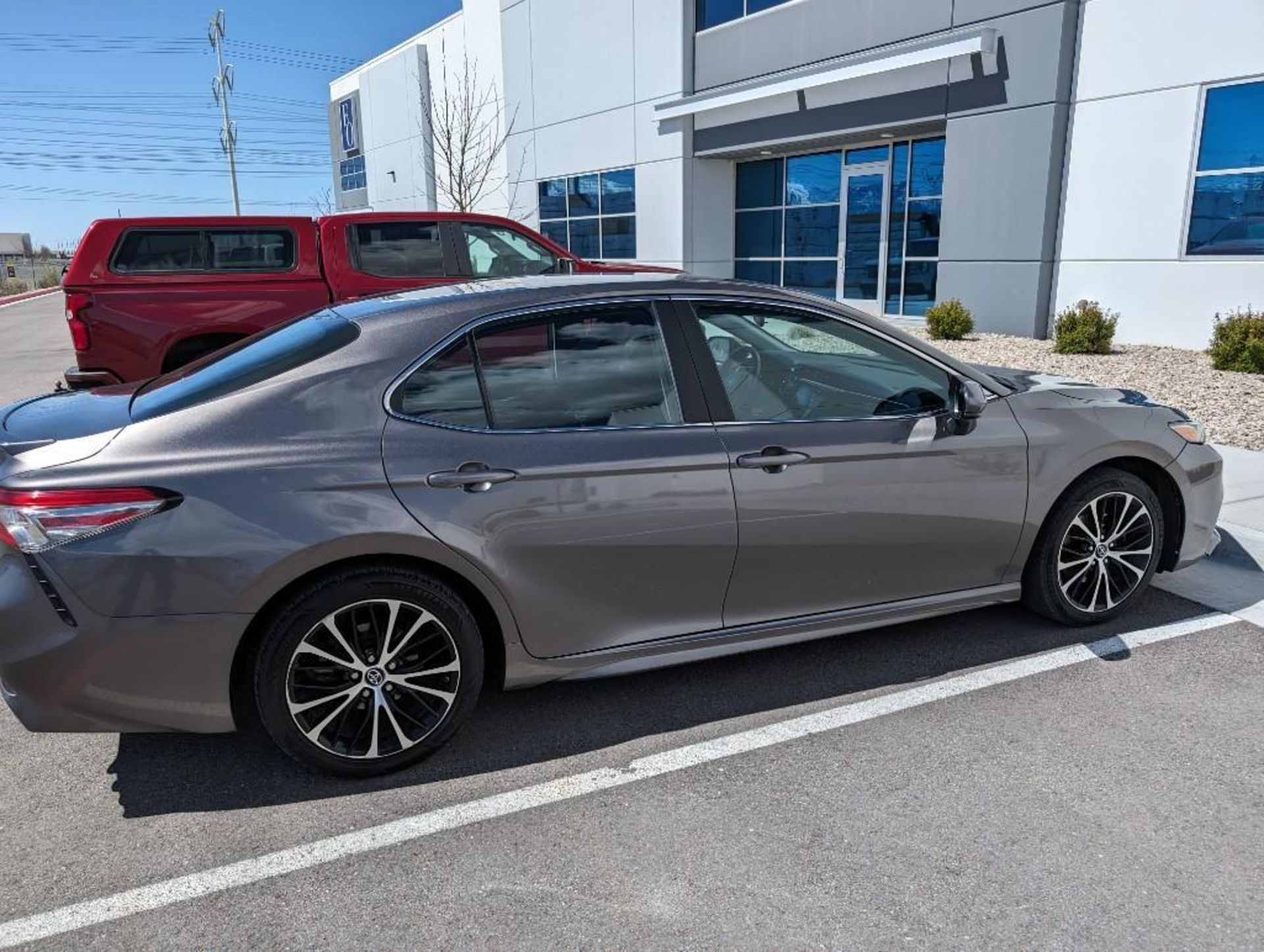 2018 Toyota Camry SE w/ 101,344 Miles, FWD 4 cylinder VIN #: 4T1B11HK2JU024047 Features and Notes: r - Bild 9 aus 16