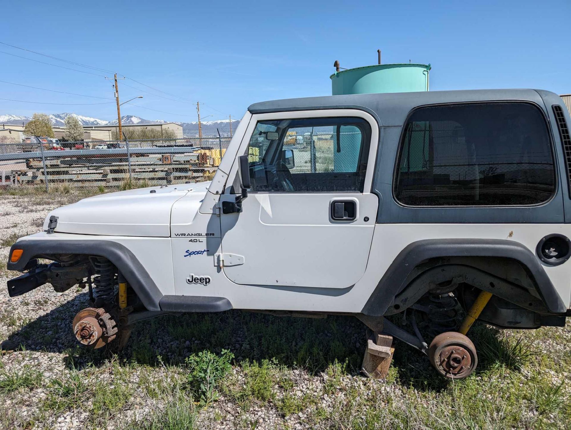 1998 Jeep Wrangler Sport 4wd, v6 VIN #: 1J4FY19S6WP712195 Features and Notes: currently not running. - Image 4 of 13