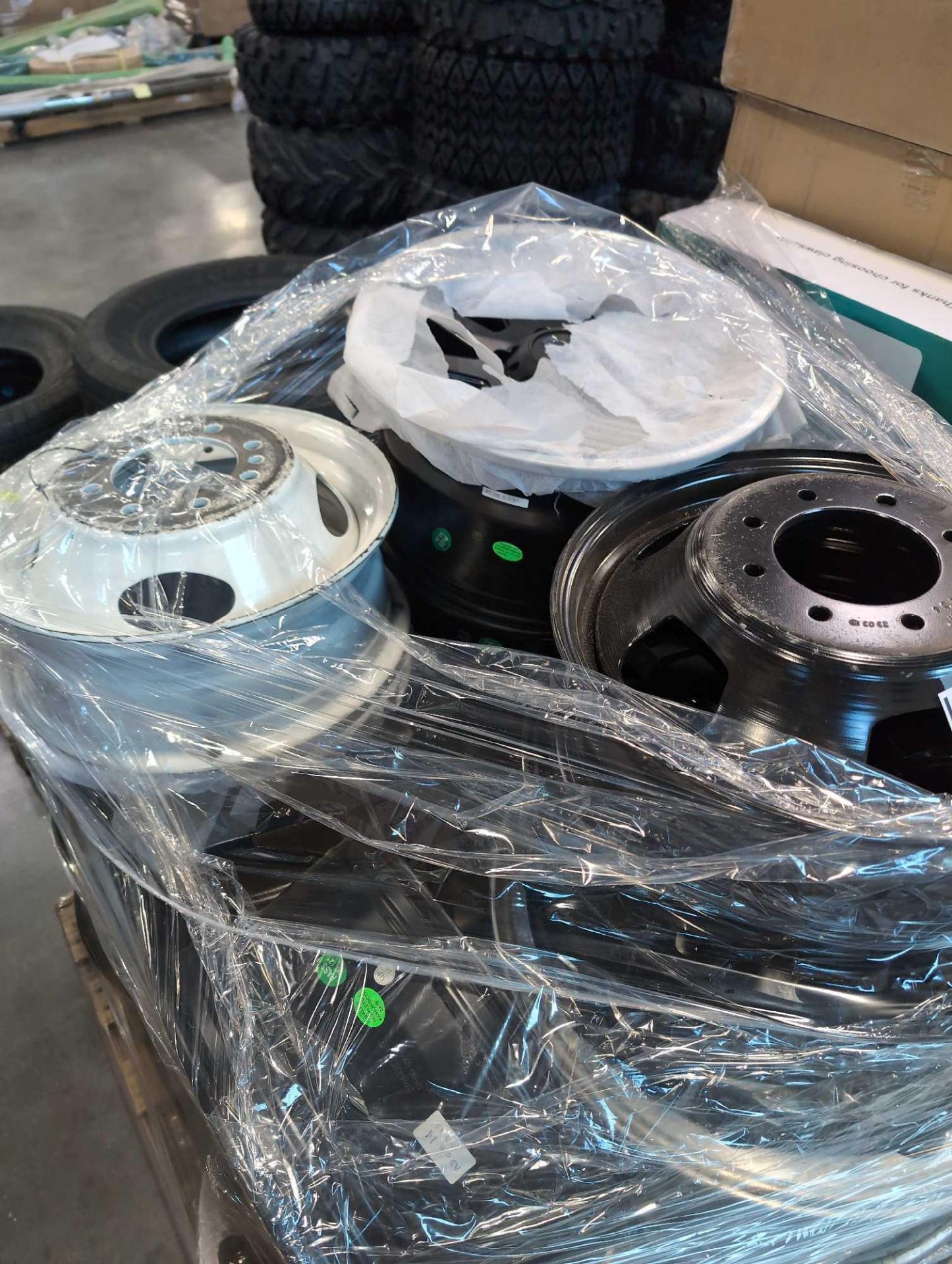 Pallet of rims - Image 3 of 9