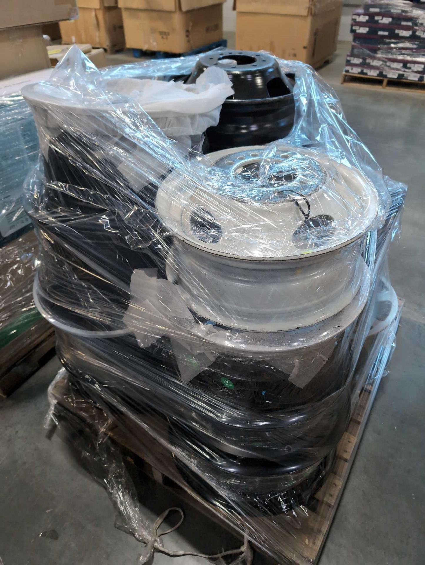 Pallet of rims - Image 4 of 9