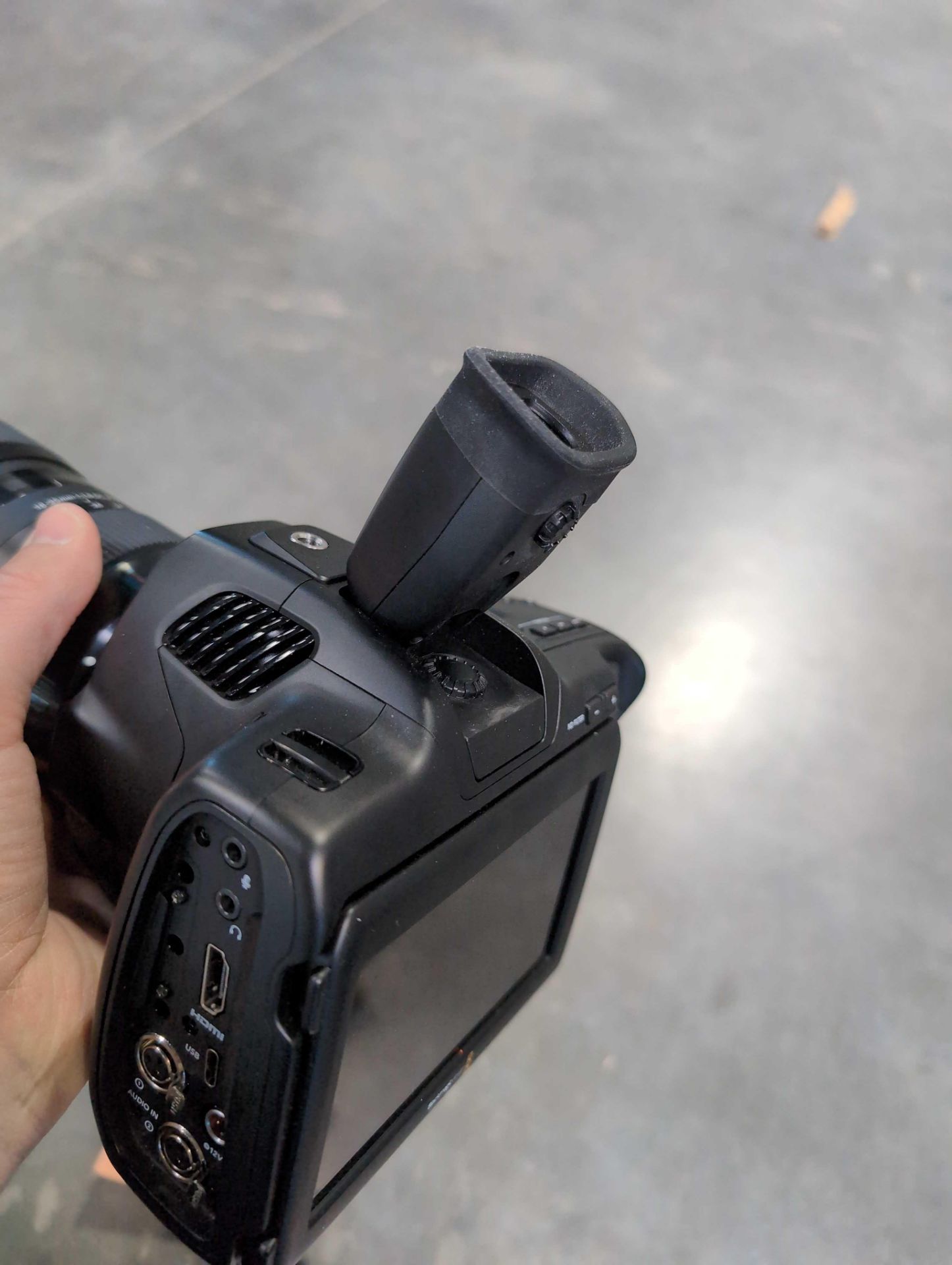 Black Magic Design Camera 6k with sigma 18-35mm lens with batteries - Bild 7 aus 8