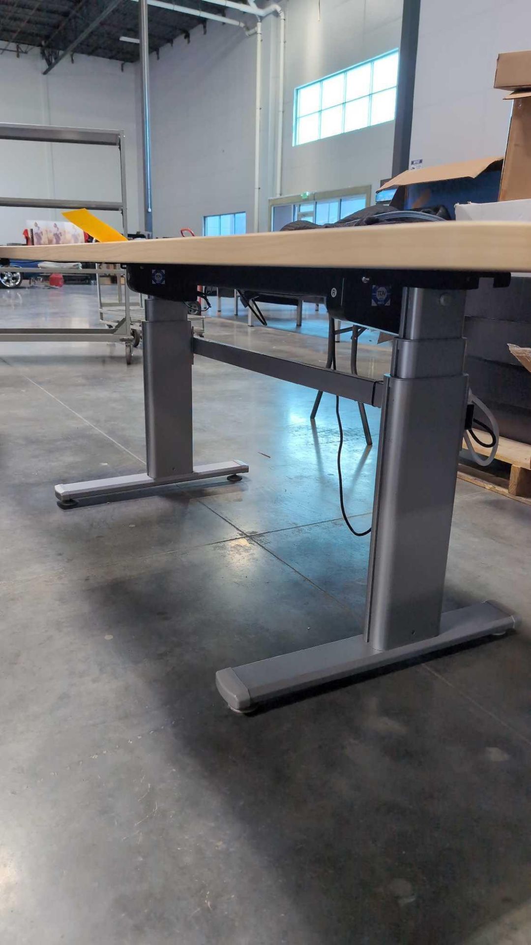 adjustable height series VL2 desk - Image 3 of 6