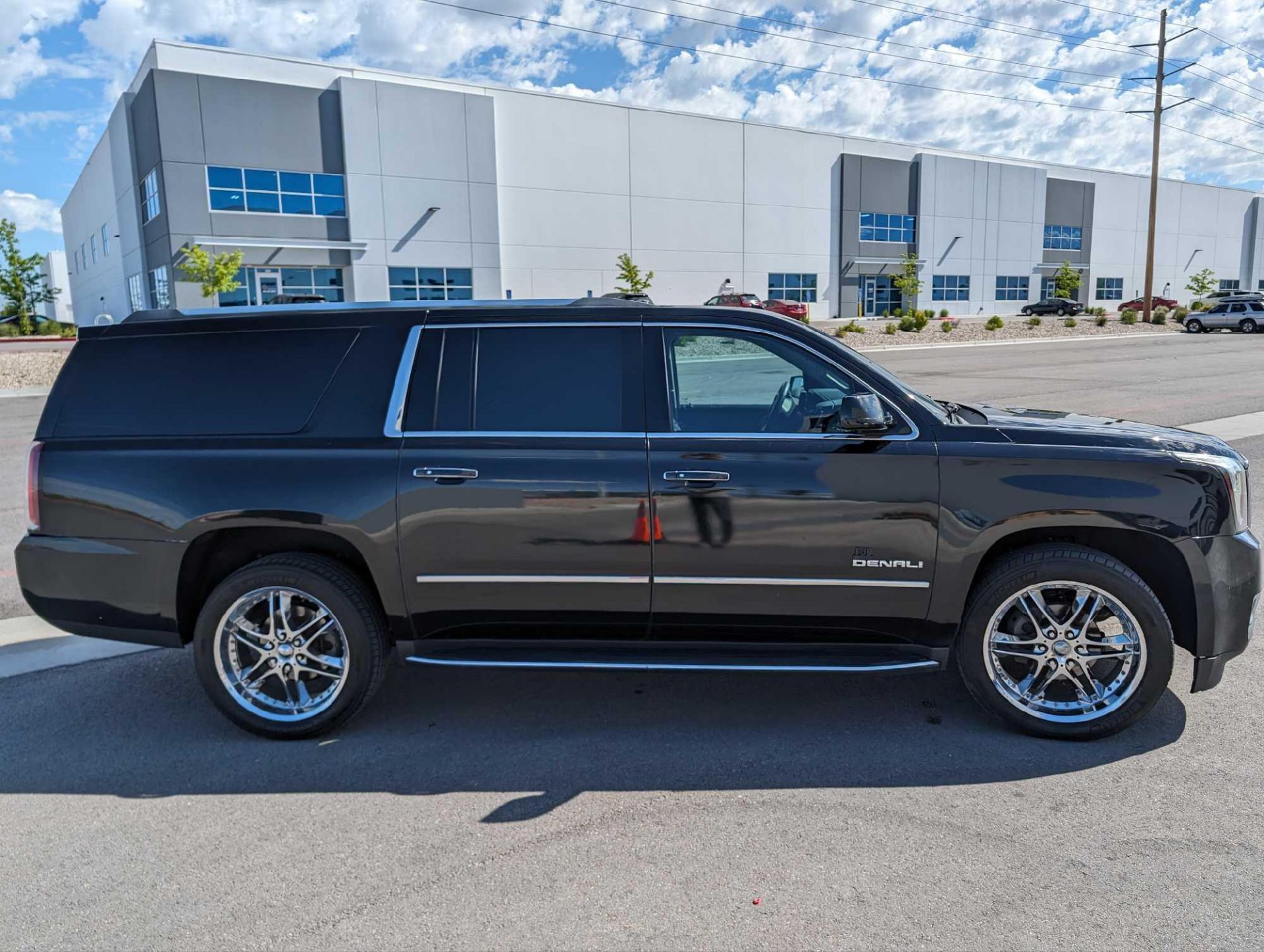 2017 GMC Yukon XL Denali w/ 111K Miles, 4wd, v8 VIN #: 1GKS2HKJ4HR323051 Features & notes: runs and - Image 4 of 16