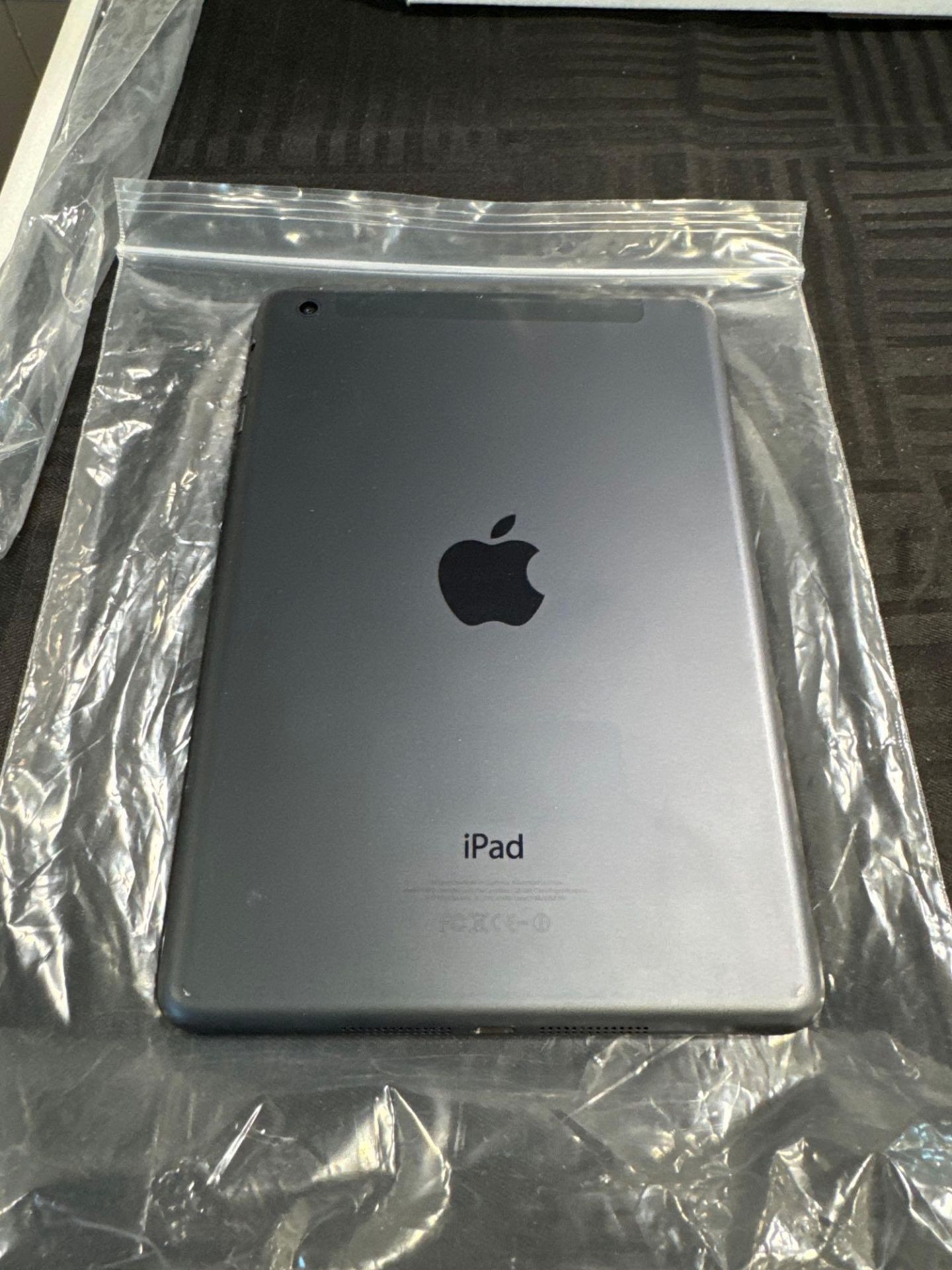 3 Apple iPads 1-32gb newer gen Wifi/Cellular, iPad Air, and iPad Mini, all wifi/cellular - Image 3 of 8