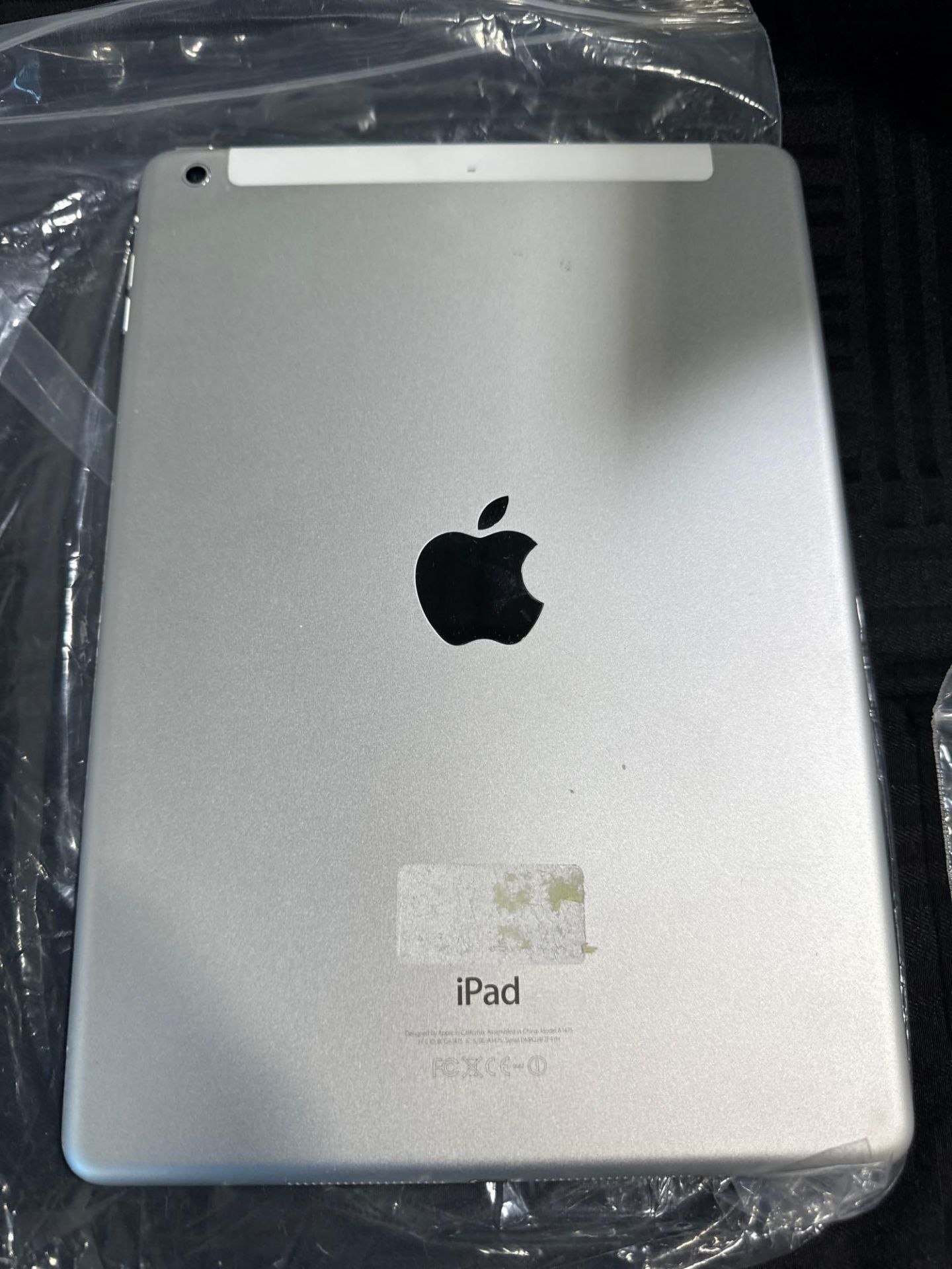3 Apple iPads 1-32gb newer gen Wifi/Cellular, iPad Air, and iPad Mini, all wifi/cellular - Image 5 of 8