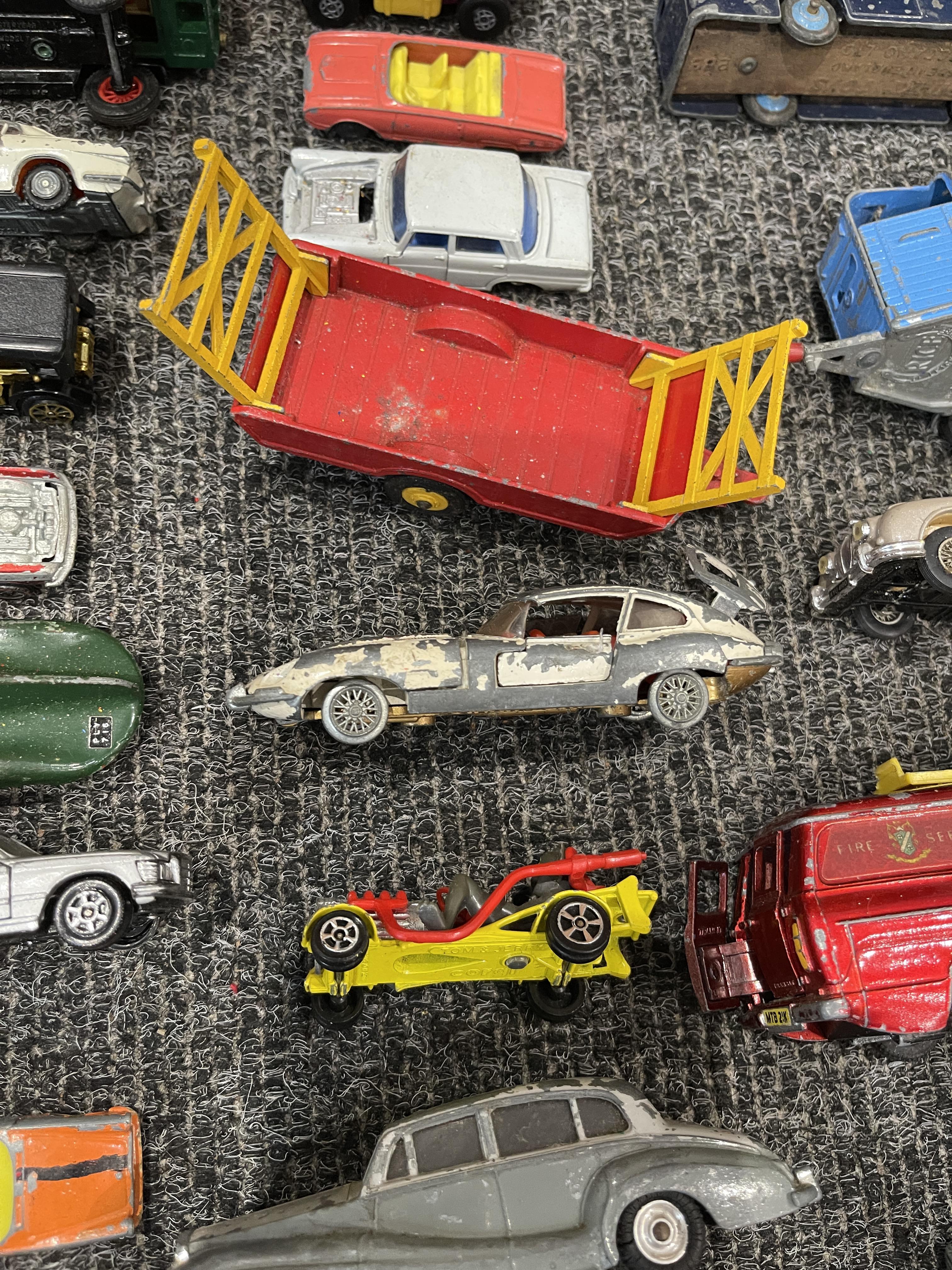 Metal army tin and vintage vehicles - Image 27 of 28