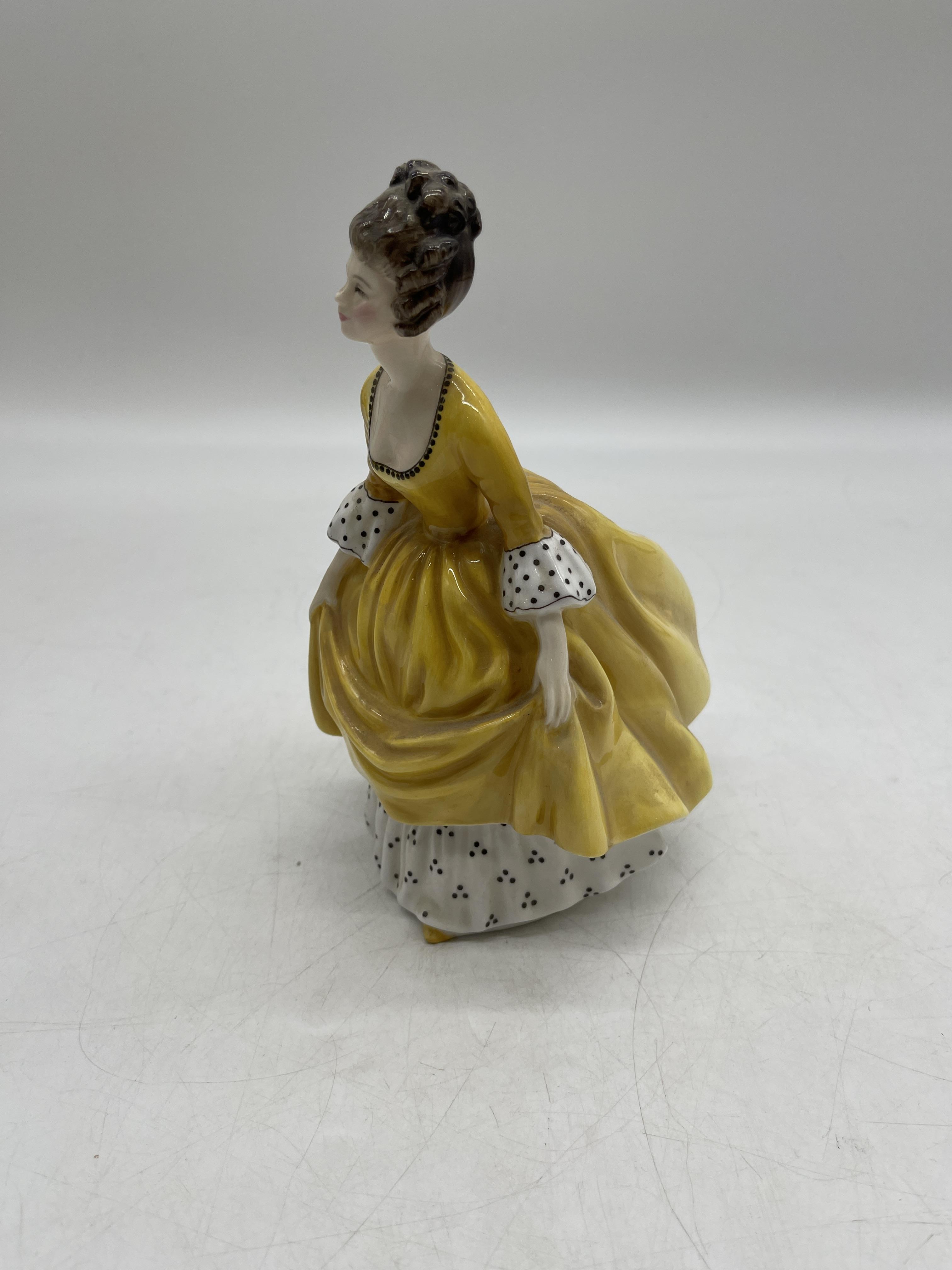 Yellow Royal Doulton ceramic figurines - Image 10 of 31