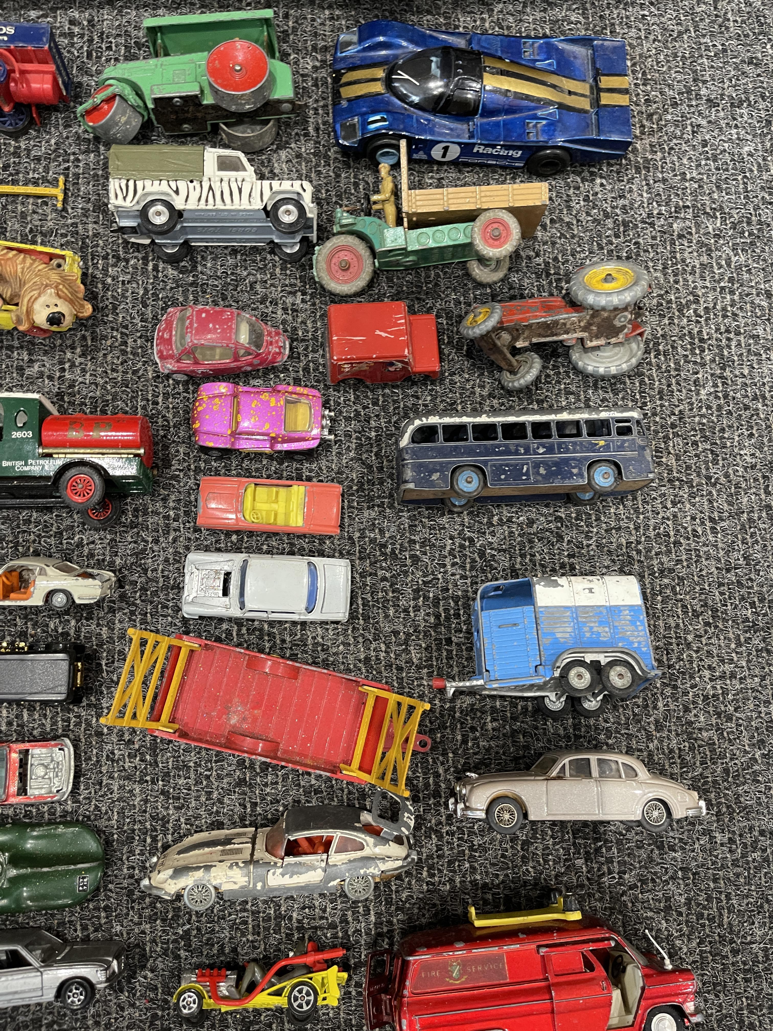 Metal army tin and vintage vehicles - Image 13 of 28