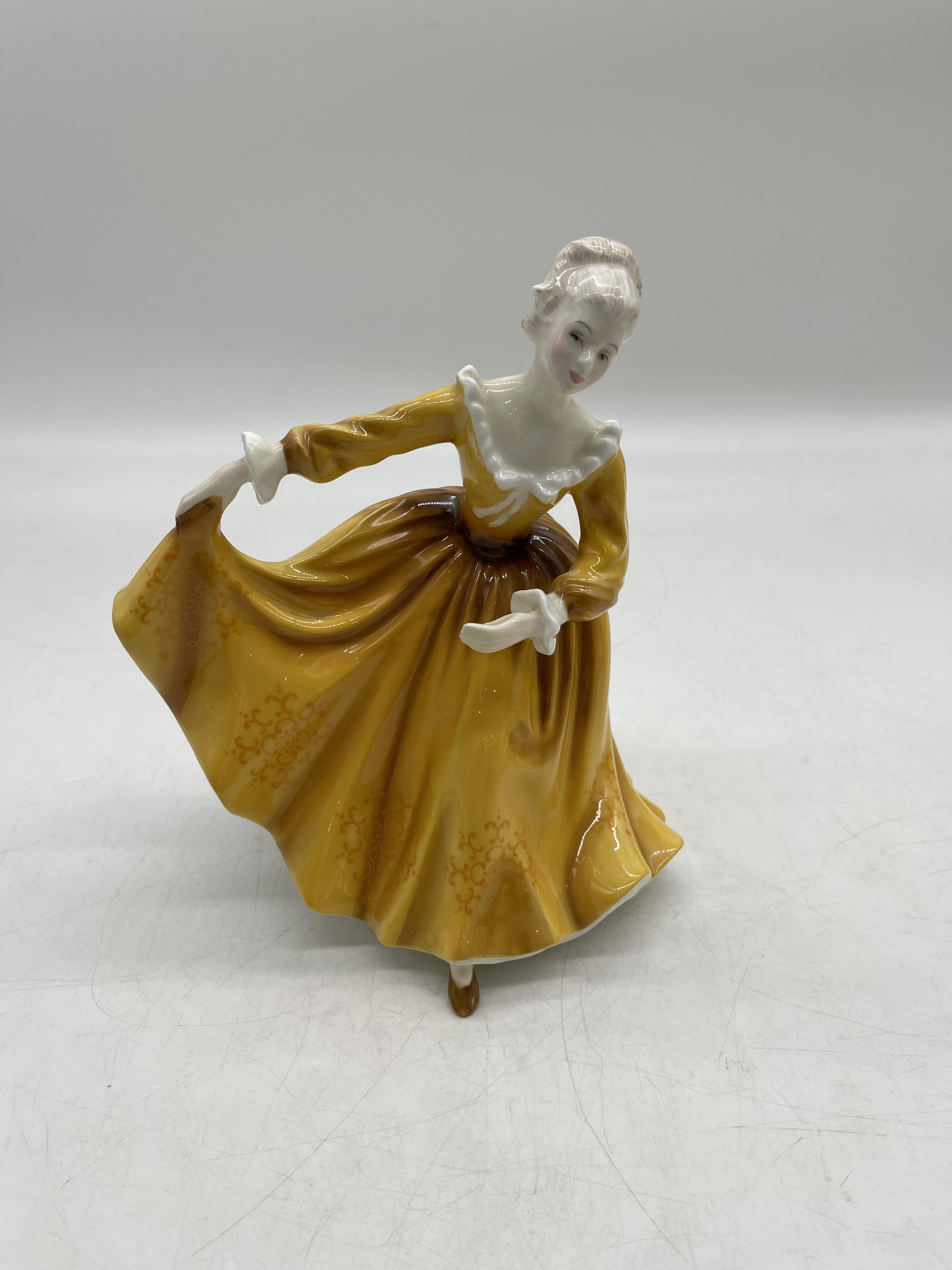 Yellow Royal Doulton ceramic figurines - Image 17 of 31