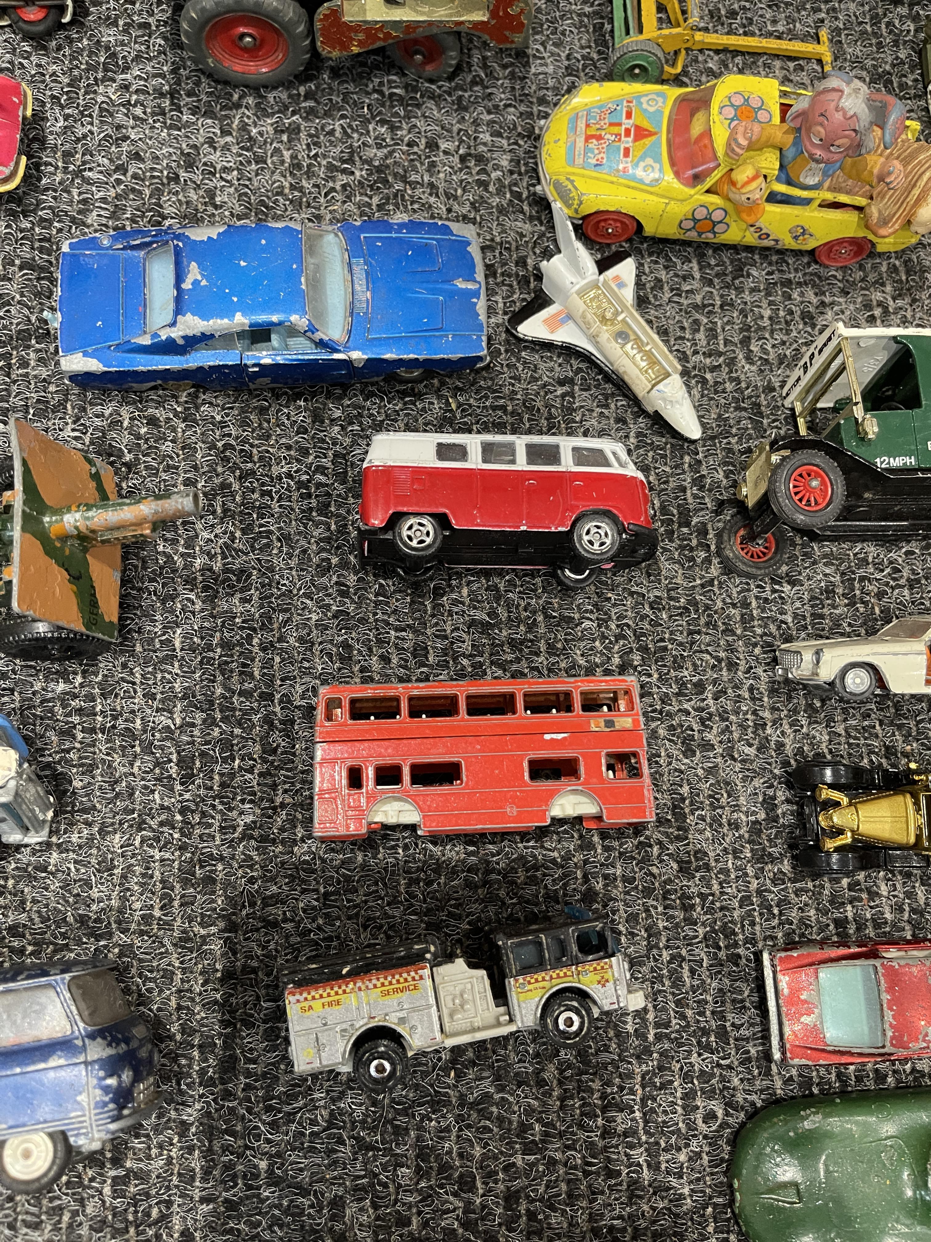 Metal army tin and vintage vehicles - Image 11 of 28