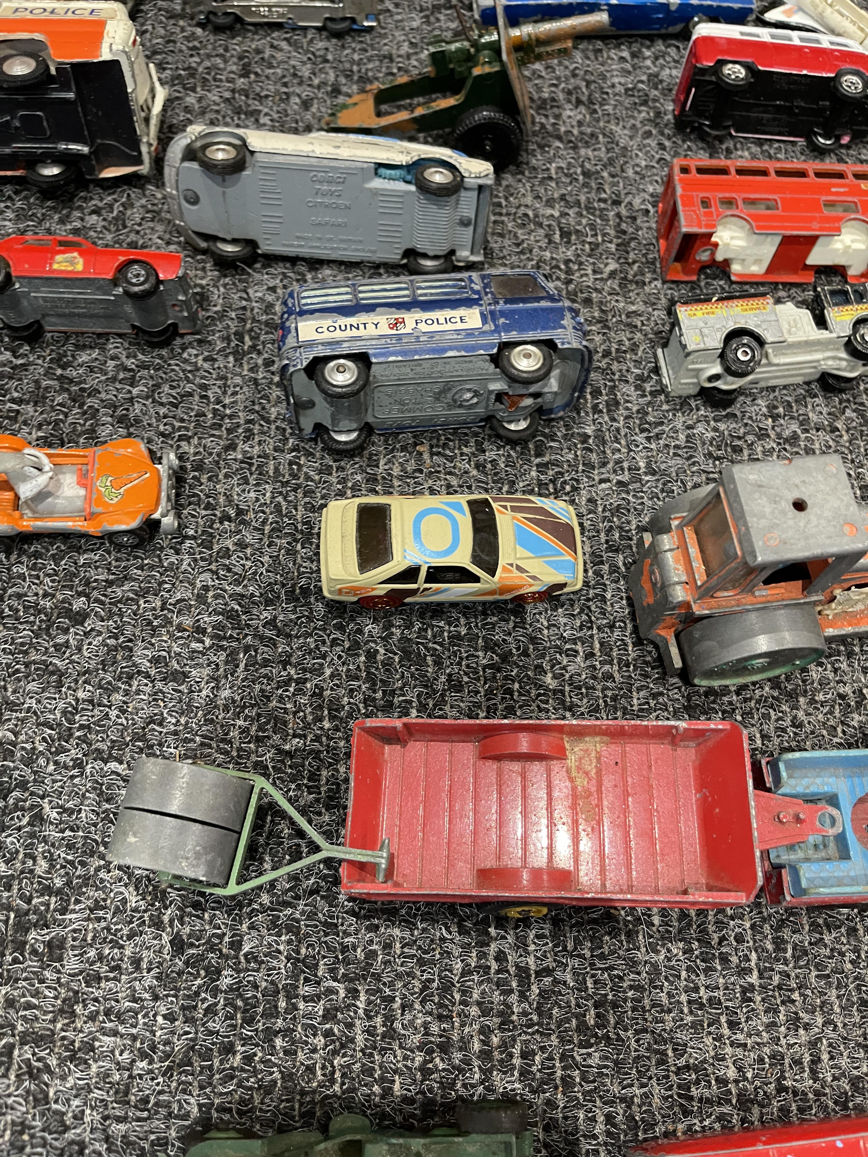 Metal army tin and vintage vehicles - Image 15 of 28