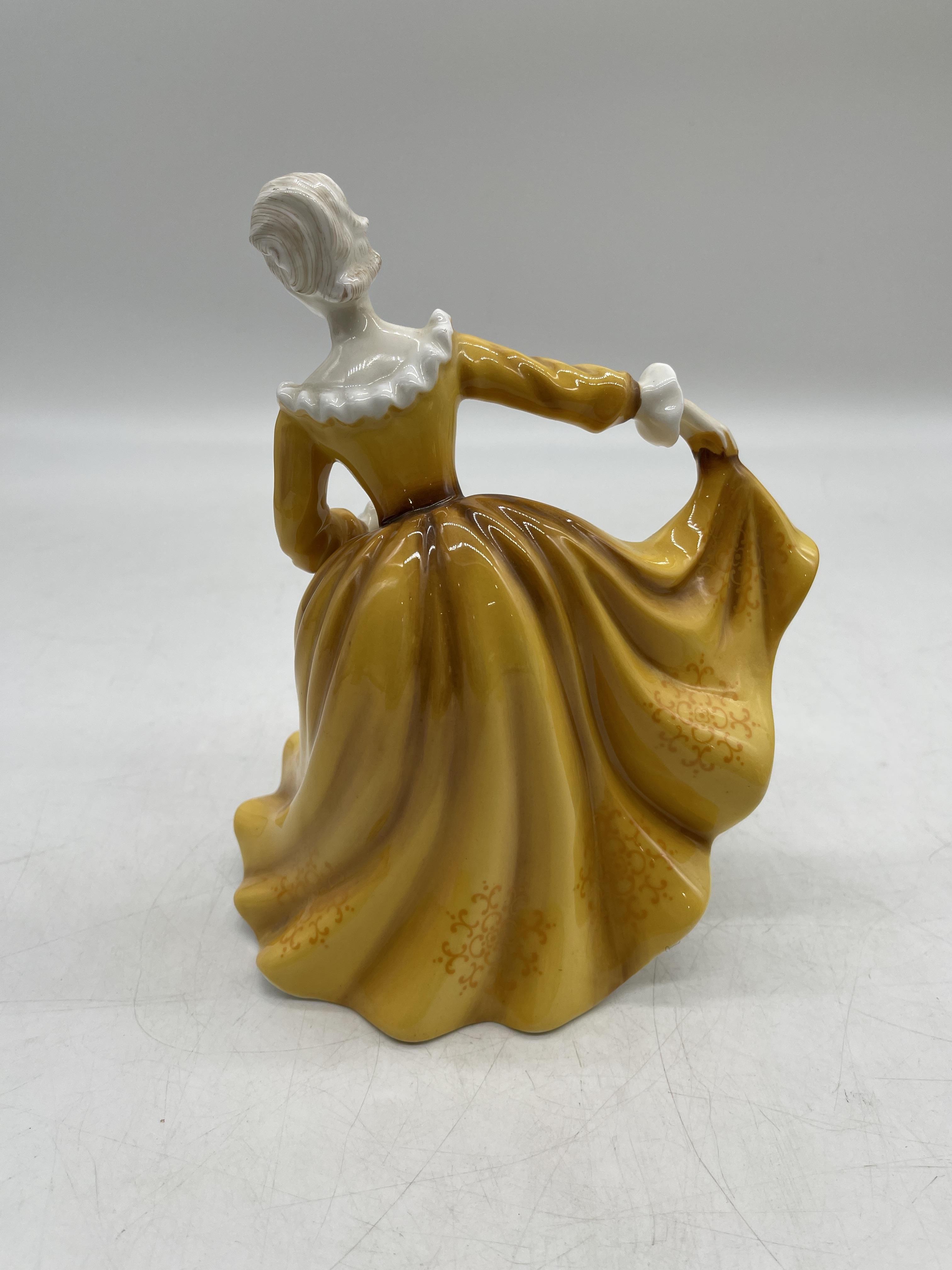 Yellow Royal Doulton ceramic figurines - Image 19 of 31