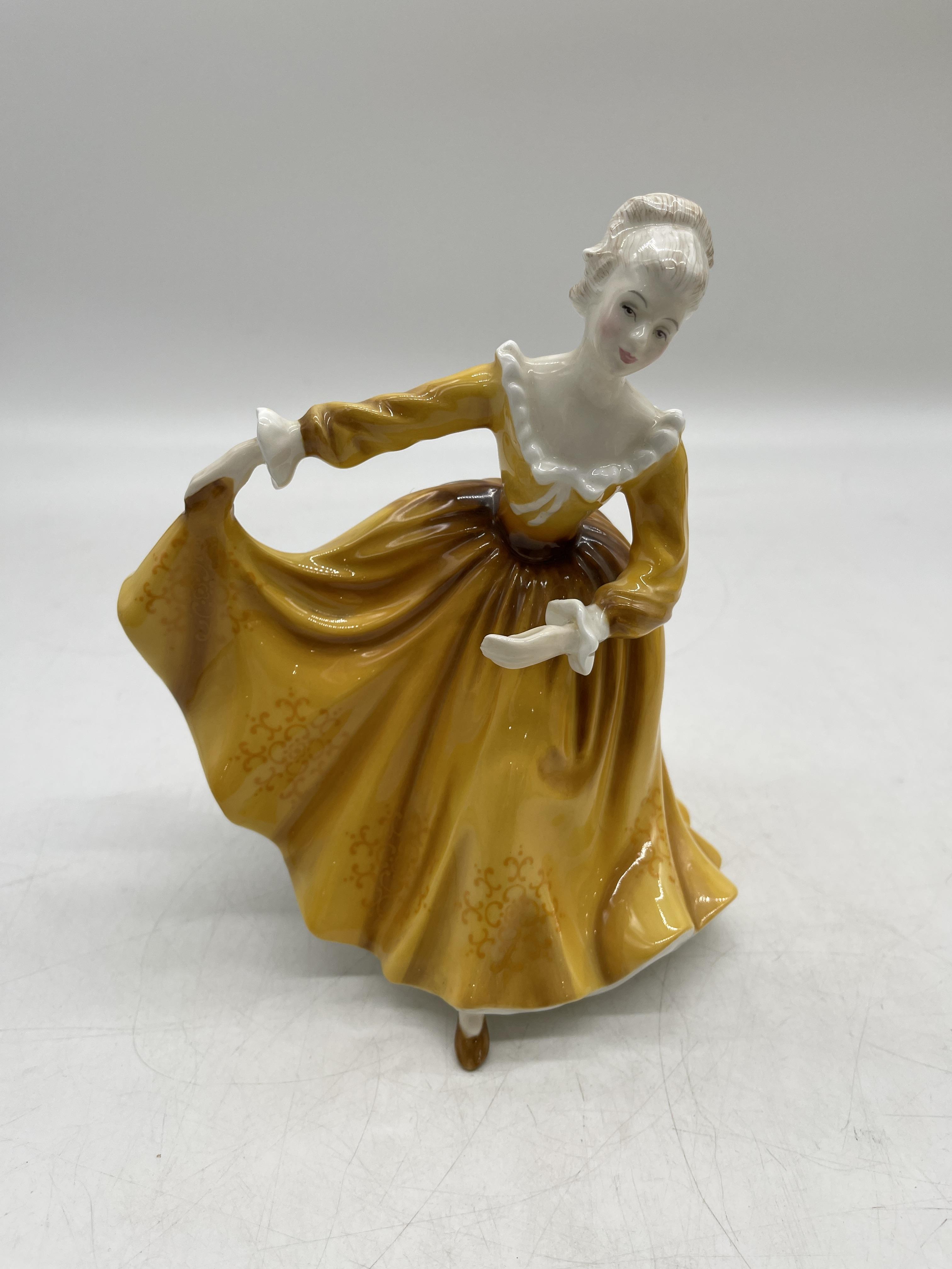Yellow Royal Doulton ceramic figurines - Image 21 of 31