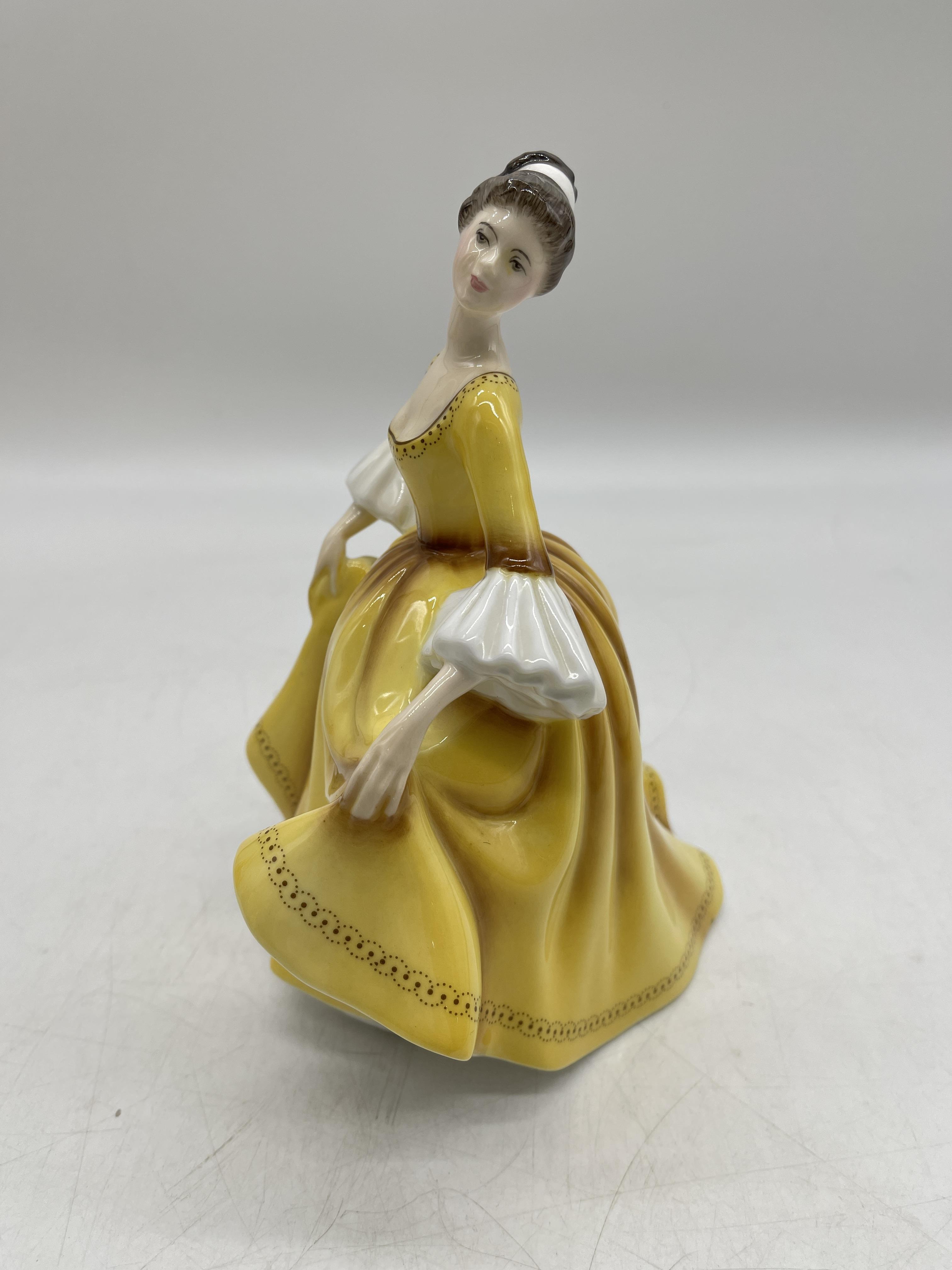 Yellow Royal Doulton ceramic figurines - Image 3 of 31