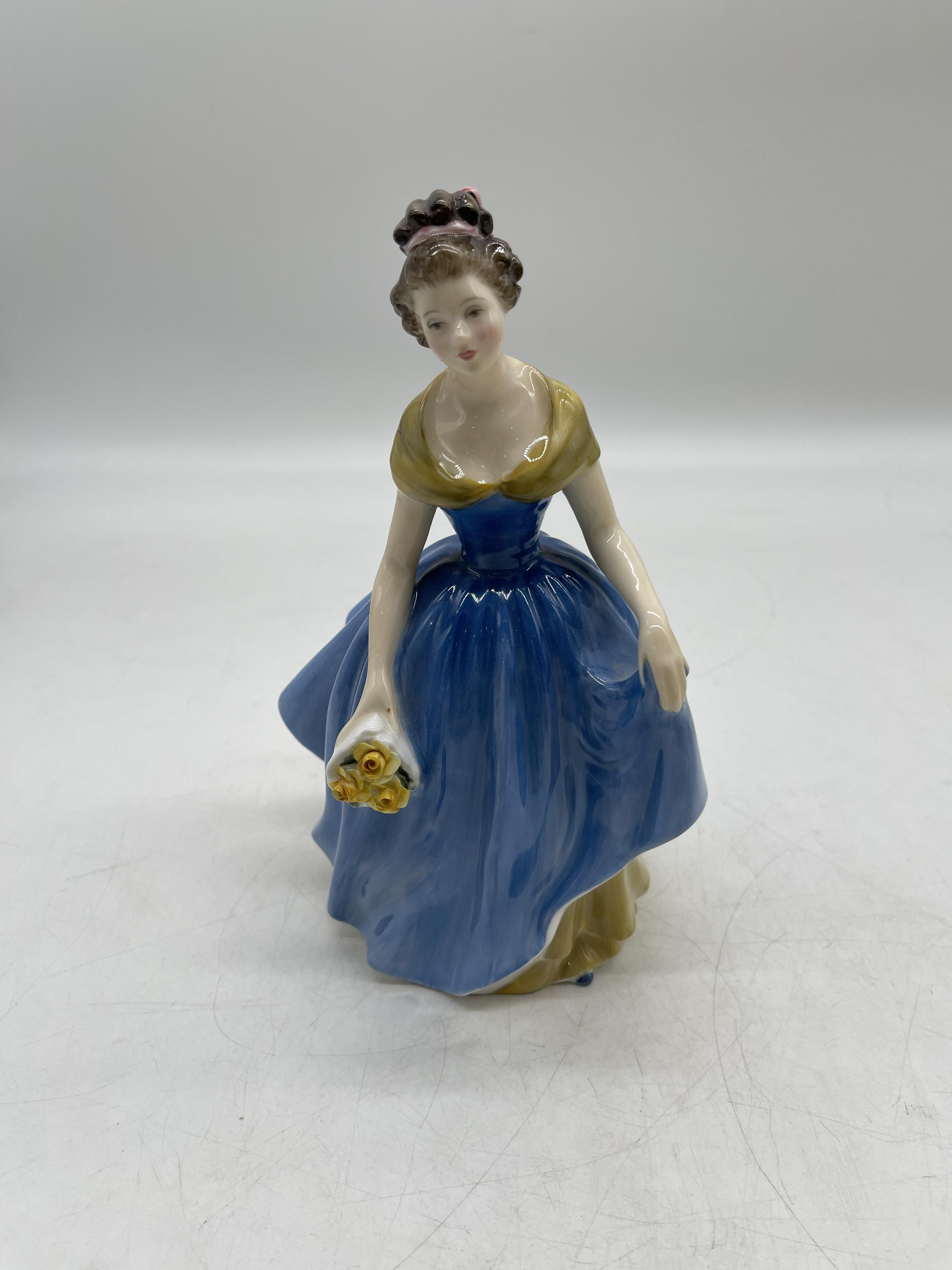 Yellow Royal Doulton ceramic figurines - Image 24 of 31