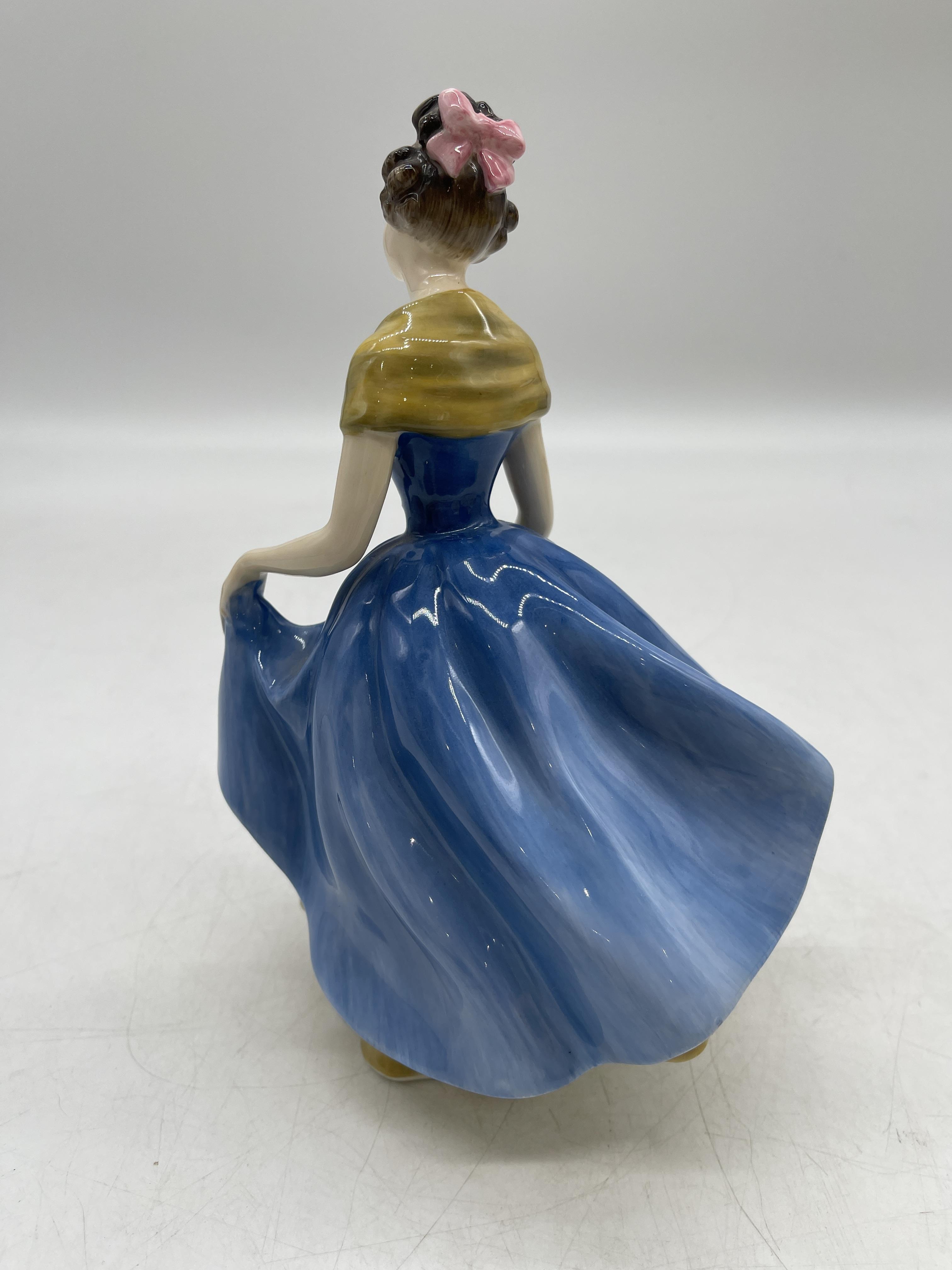 Yellow Royal Doulton ceramic figurines - Image 26 of 31