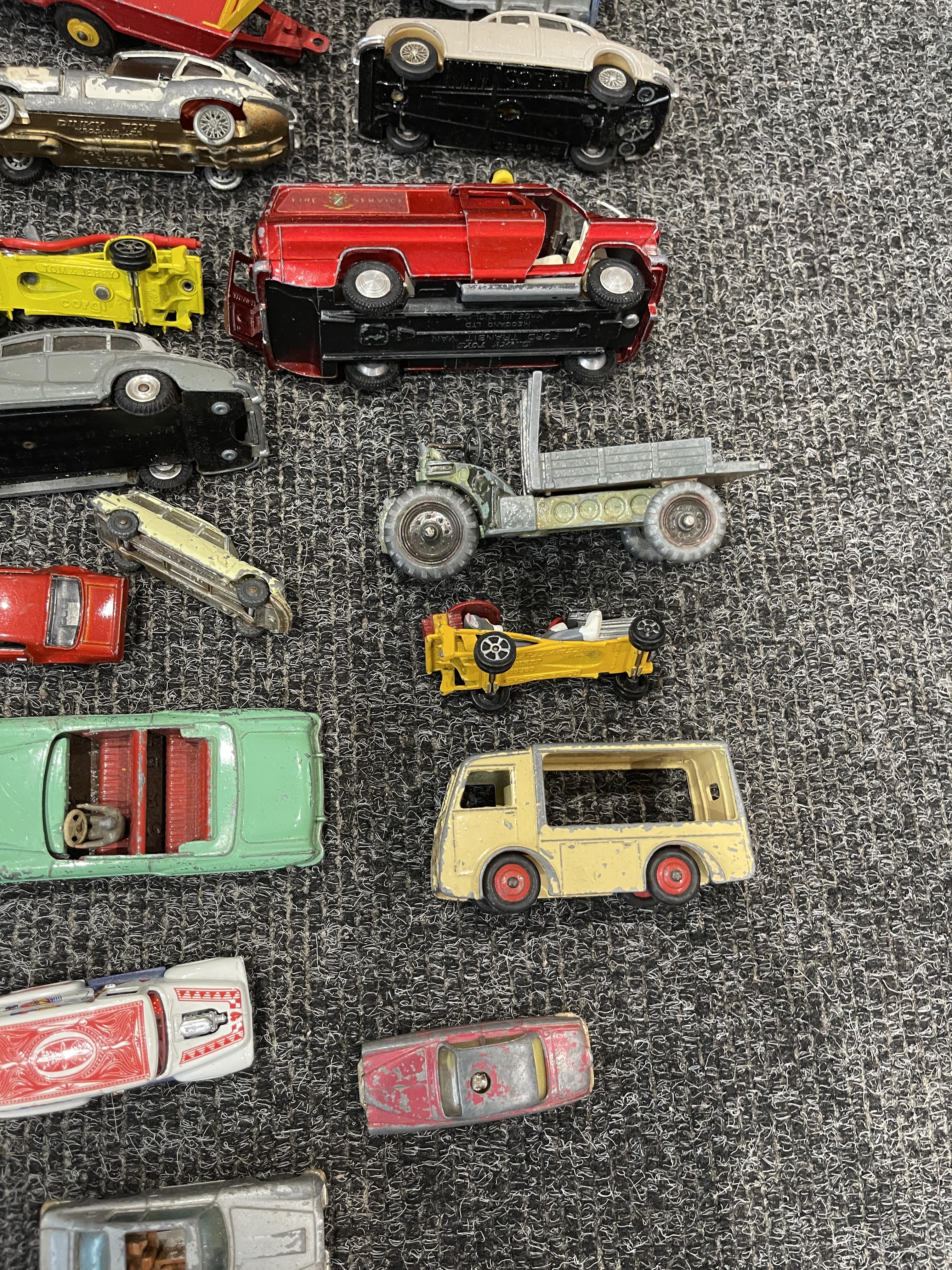 Metal army tin and vintage vehicles - Image 21 of 28