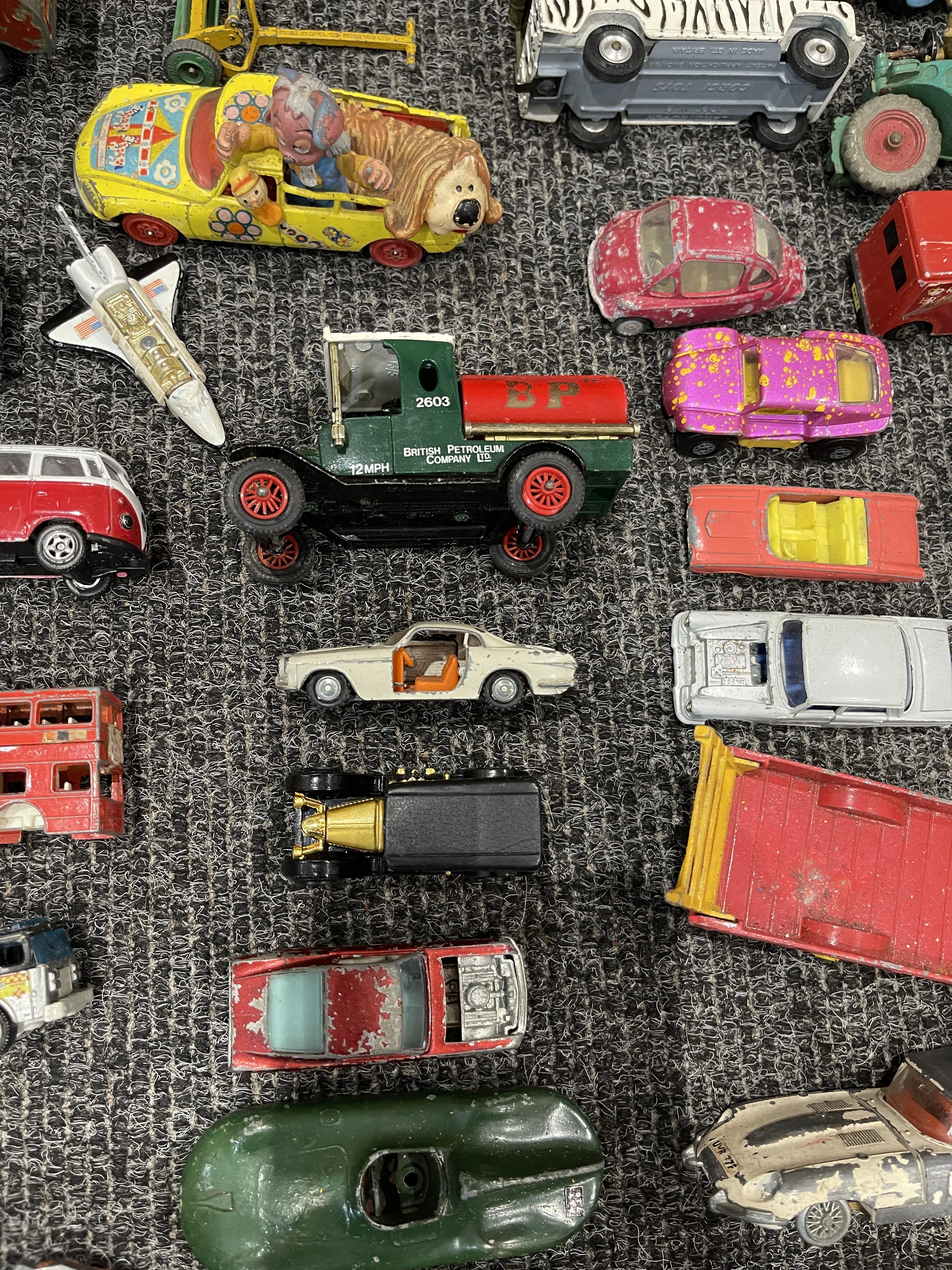 Metal army tin and vintage vehicles - Image 12 of 28