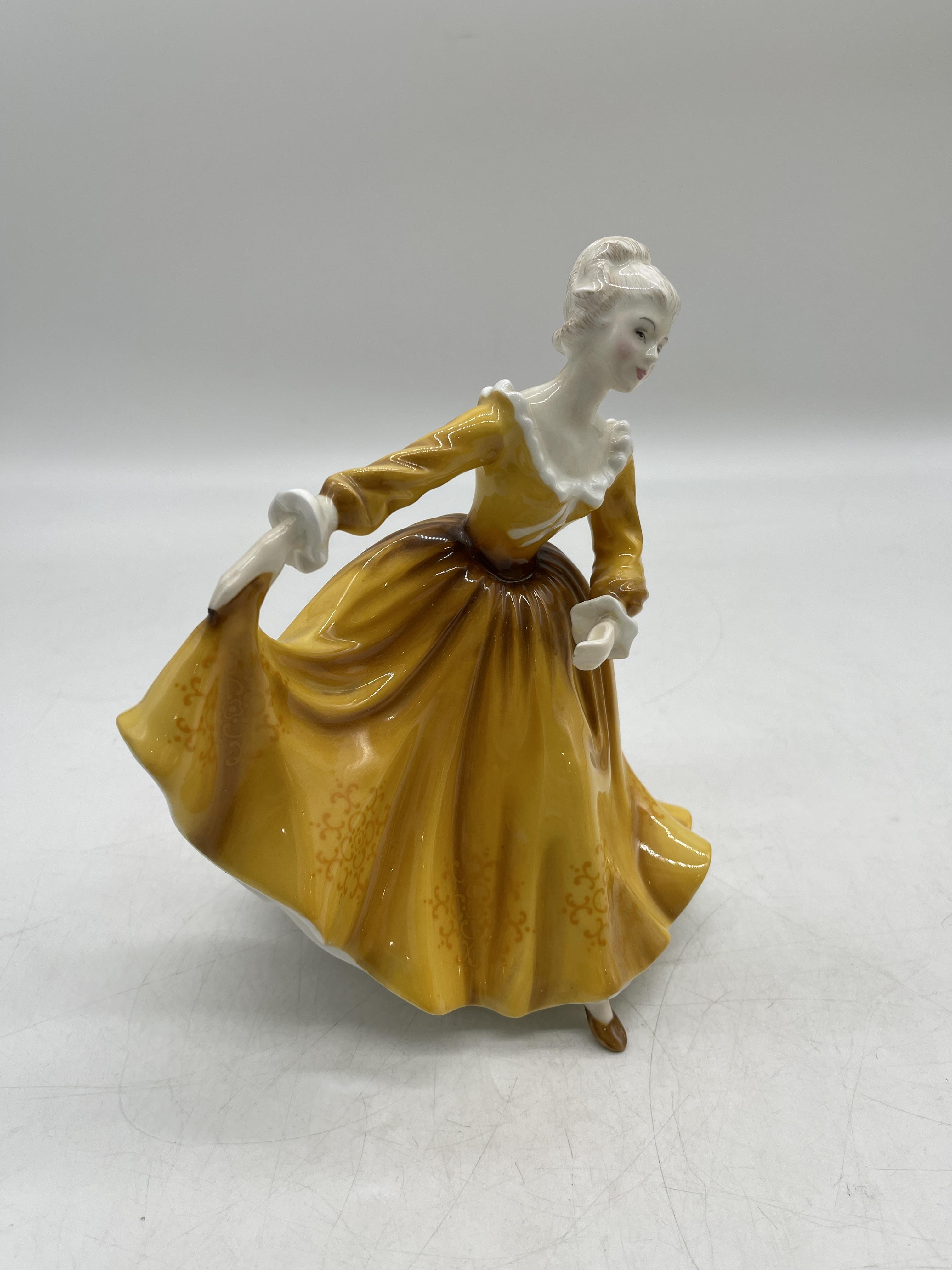 Yellow Royal Doulton ceramic figurines - Image 20 of 31