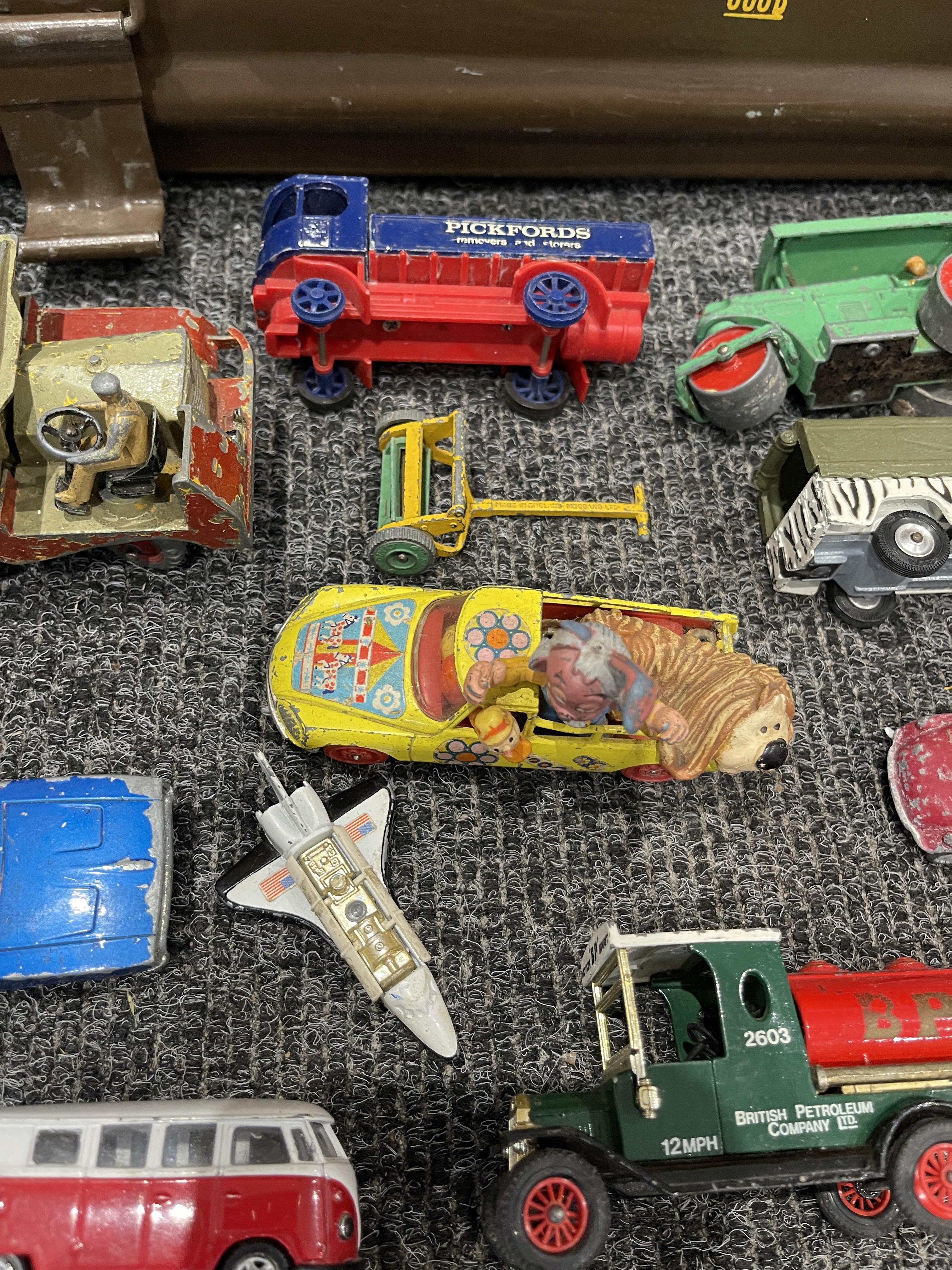Metal army tin and vintage vehicles - Image 6 of 28