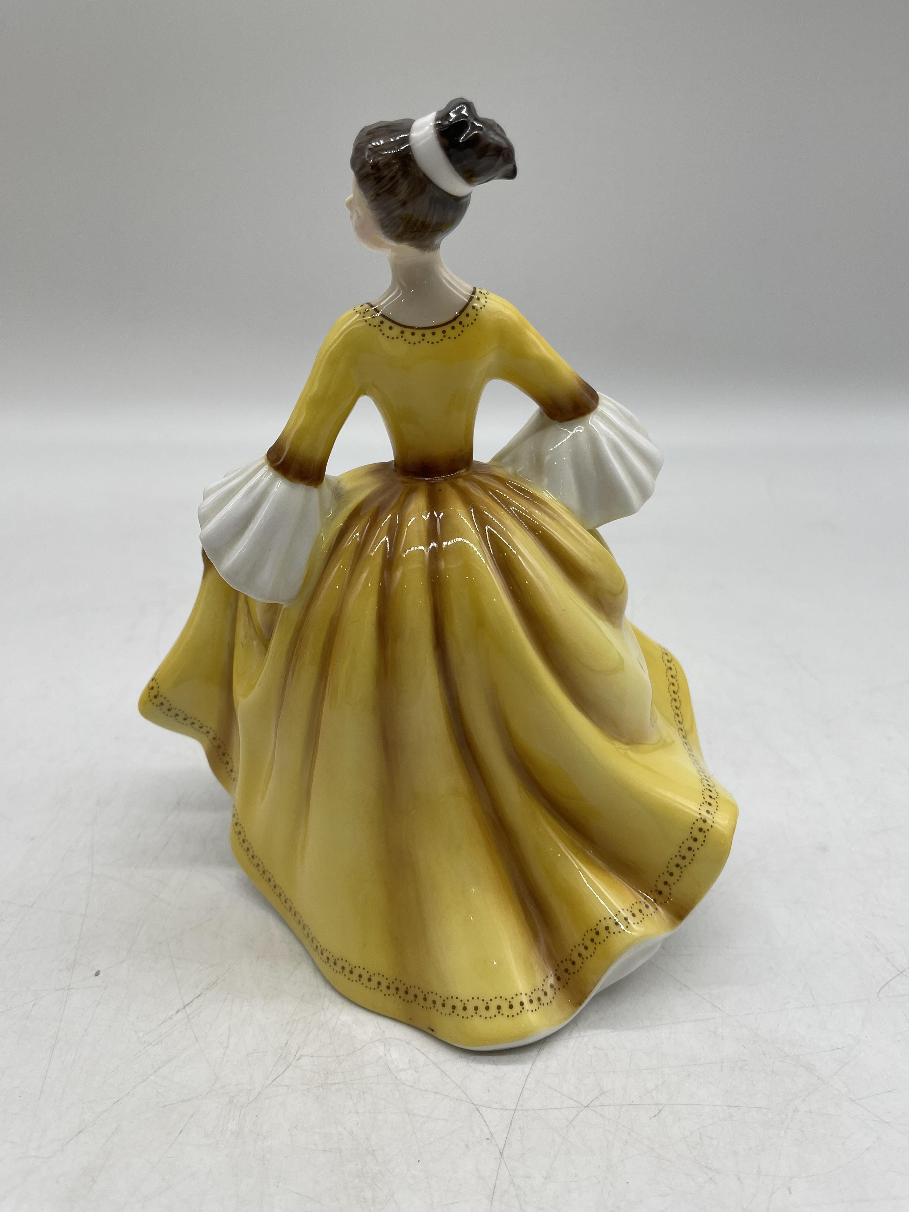 Yellow Royal Doulton ceramic figurines - Image 4 of 31