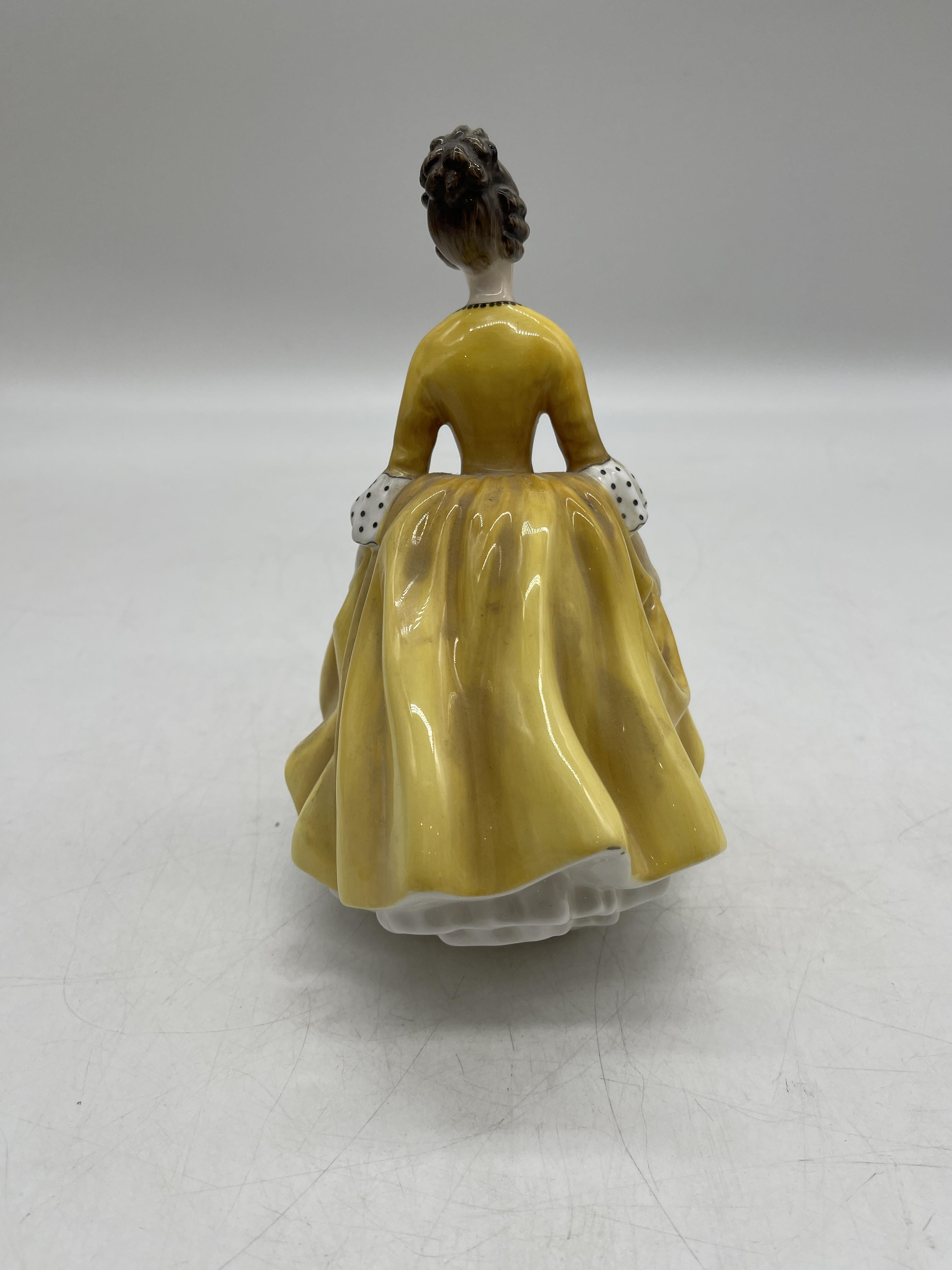 Yellow Royal Doulton ceramic figurines - Image 12 of 31