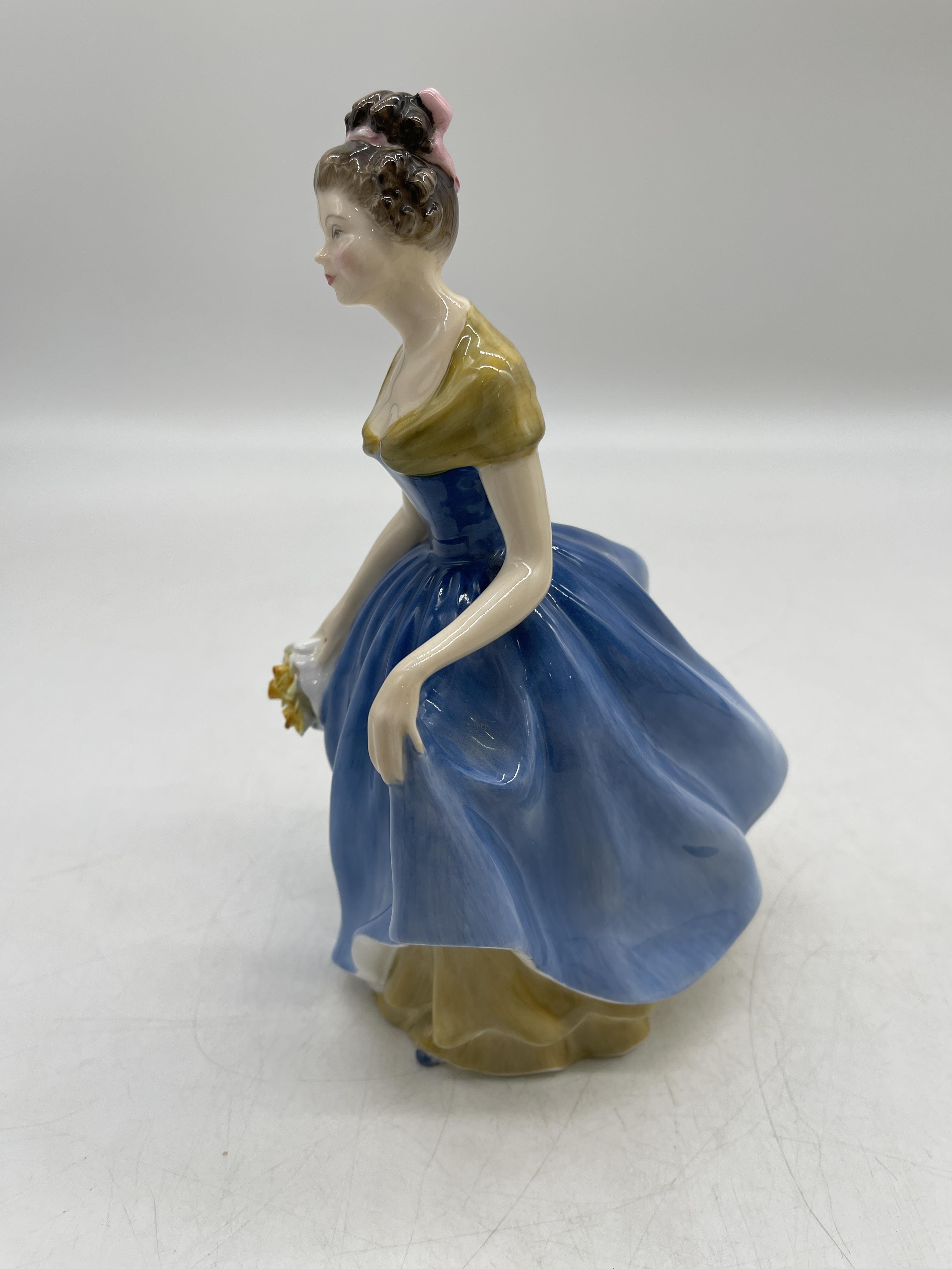 Yellow Royal Doulton ceramic figurines - Image 25 of 31