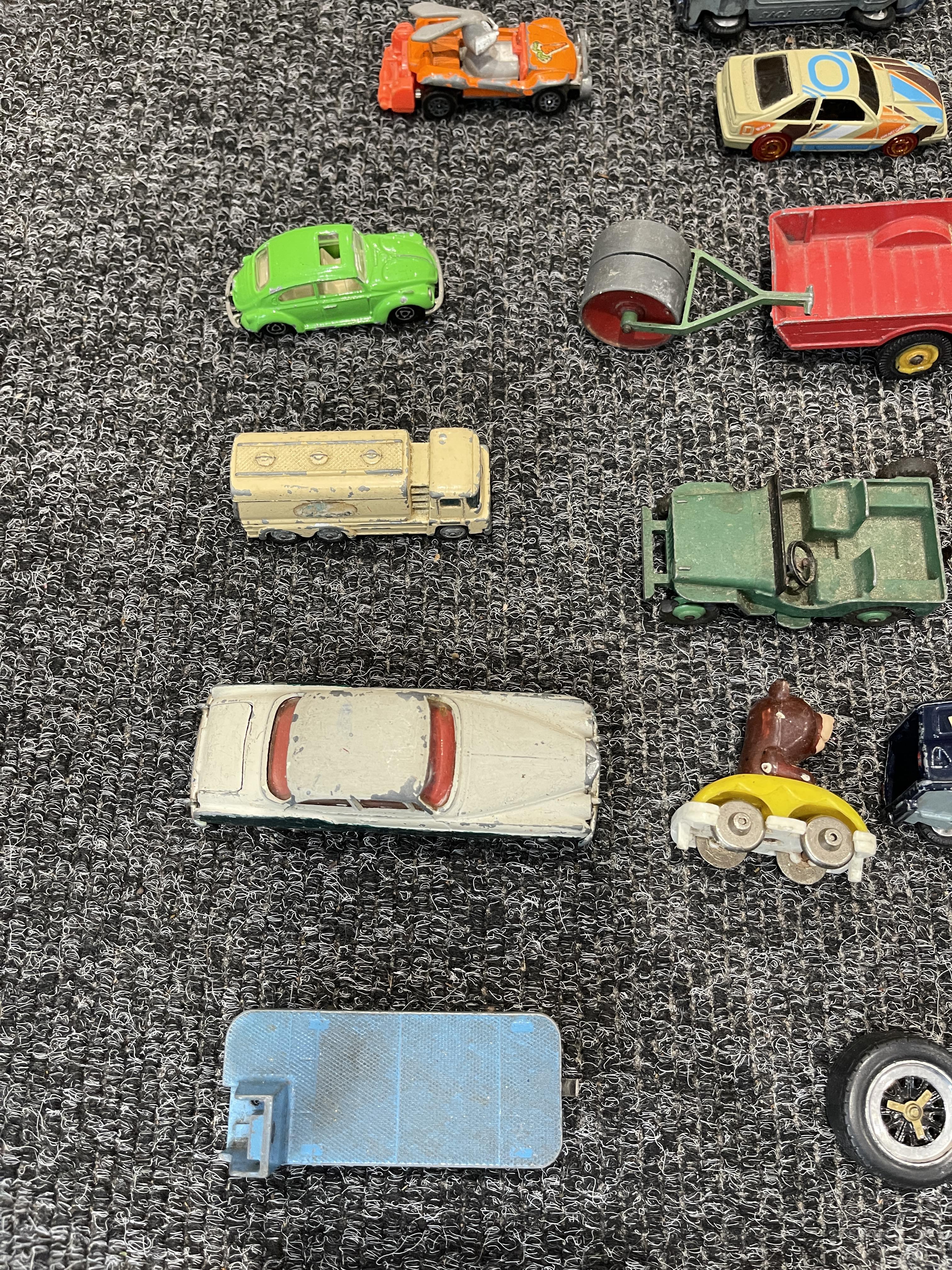 Metal army tin and vintage vehicles - Image 18 of 28