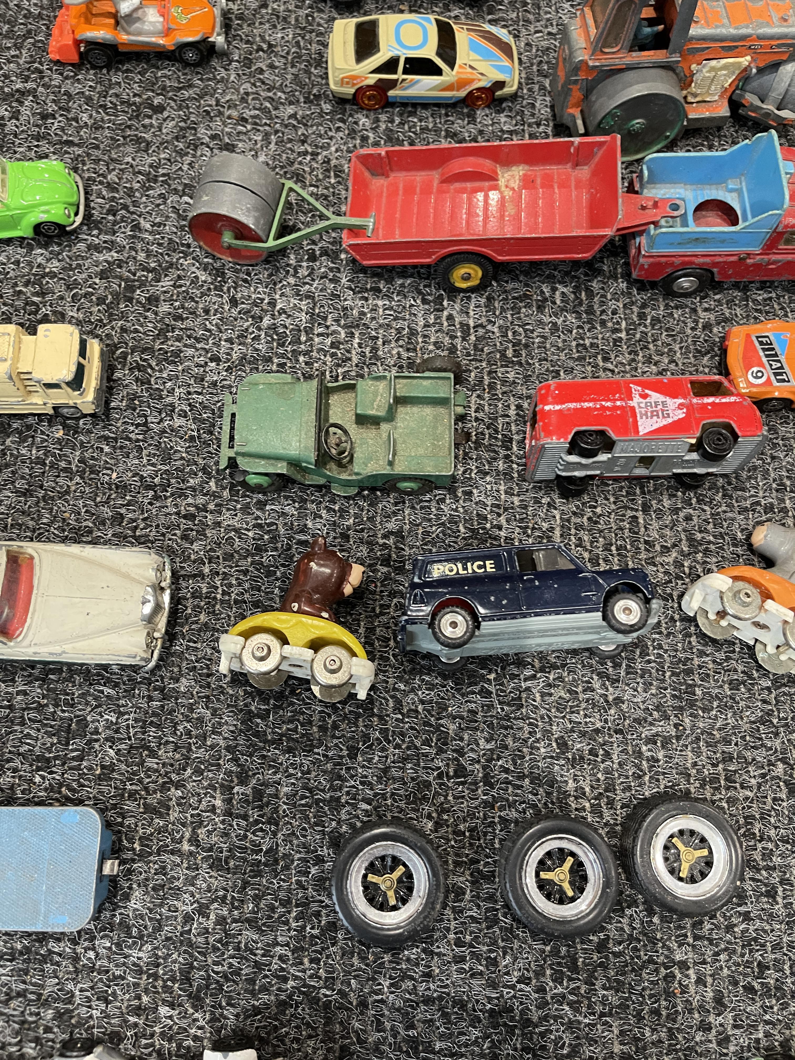 Metal army tin and vintage vehicles - Image 19 of 28