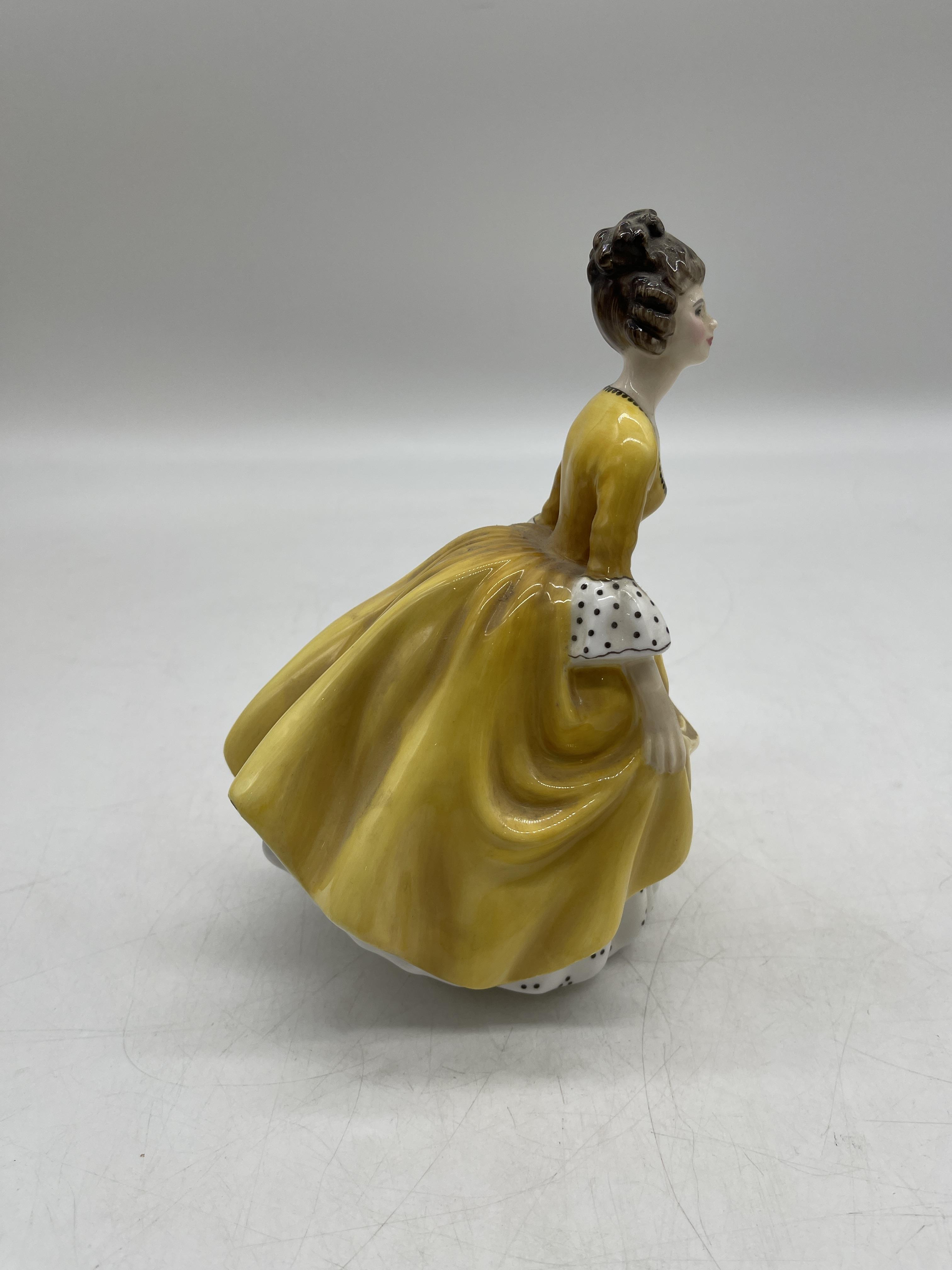 Yellow Royal Doulton ceramic figurines - Image 13 of 31