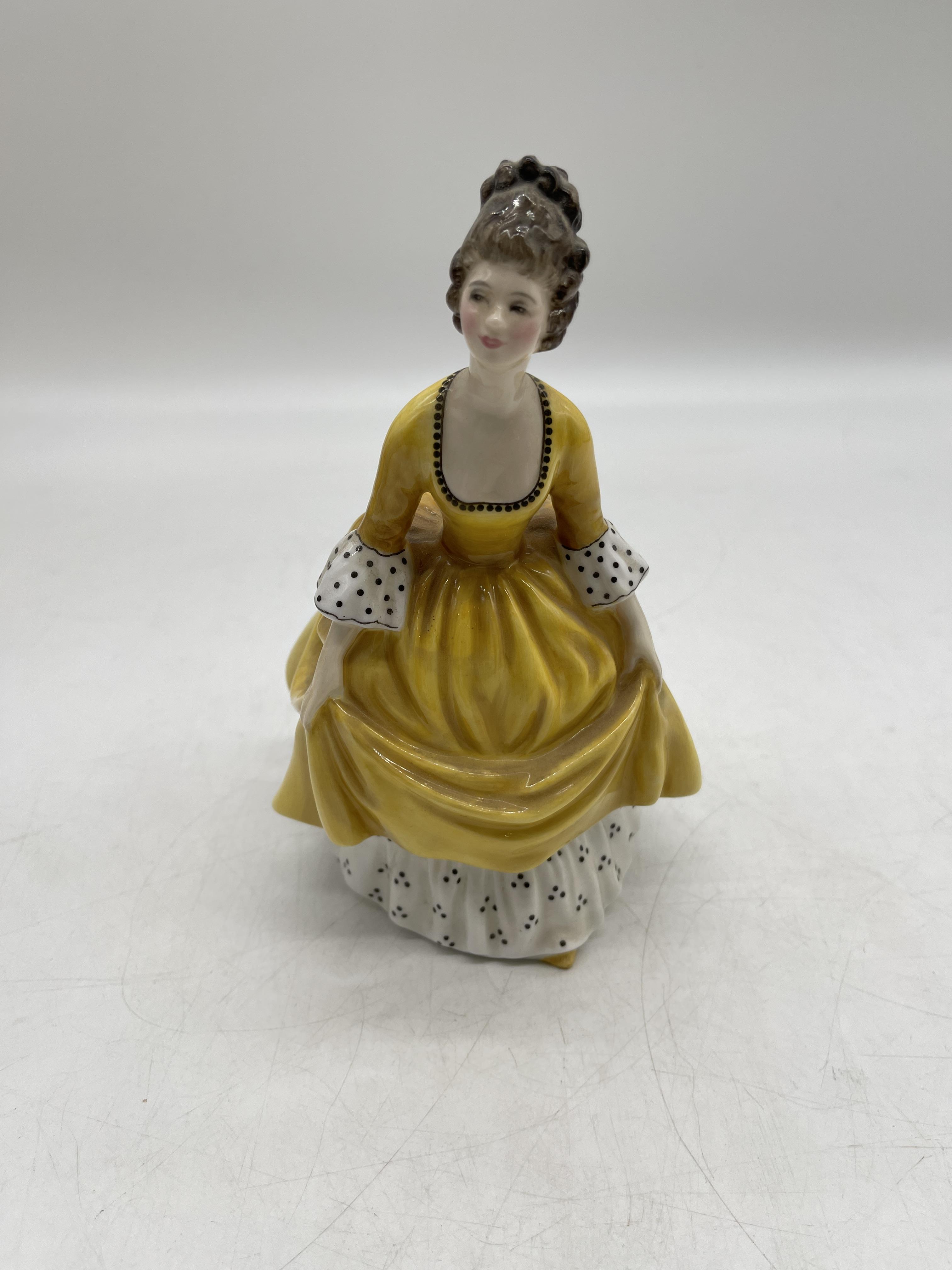 Yellow Royal Doulton ceramic figurines - Image 14 of 31