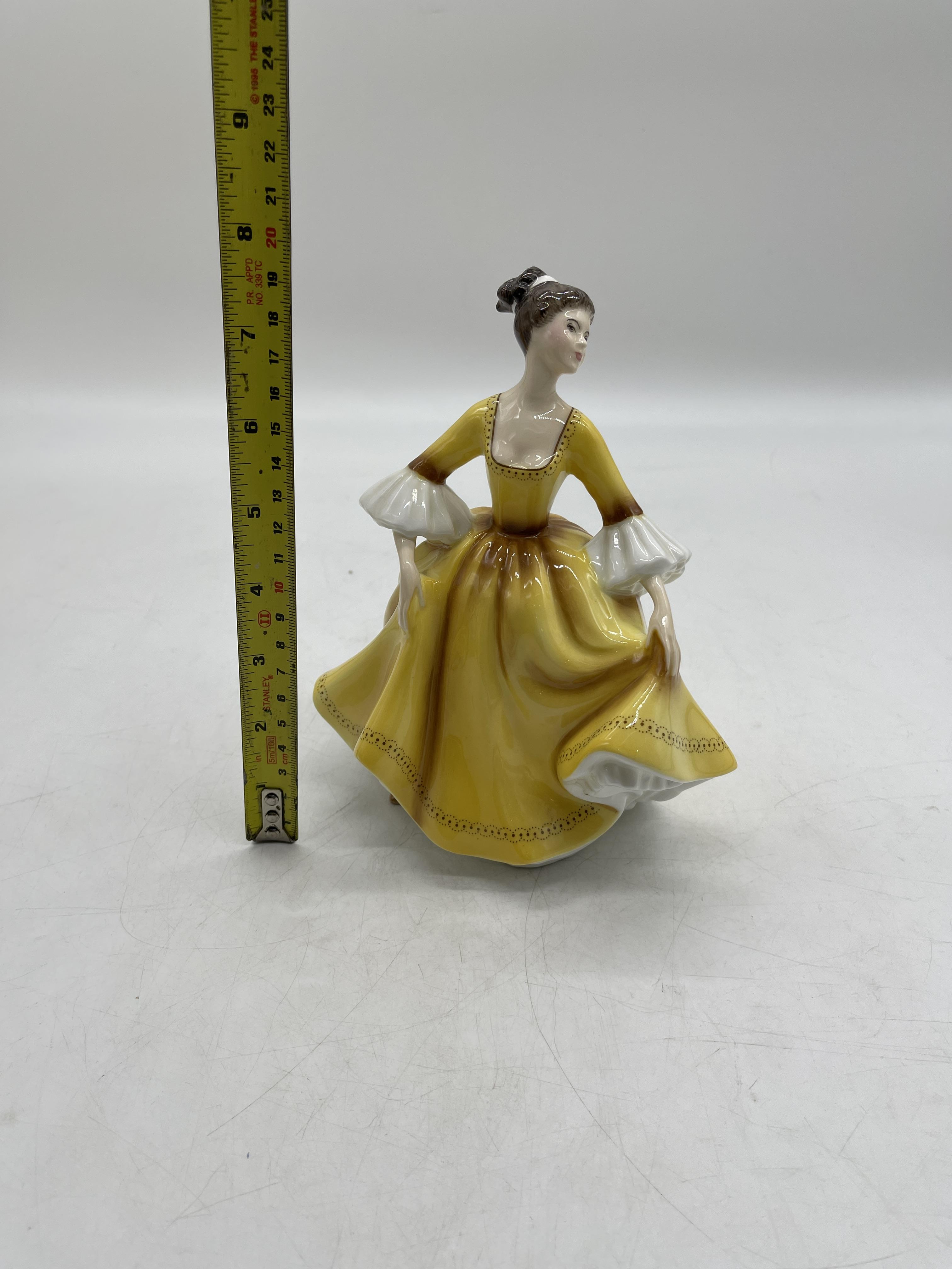 Yellow Royal Doulton ceramic figurines - Image 8 of 31