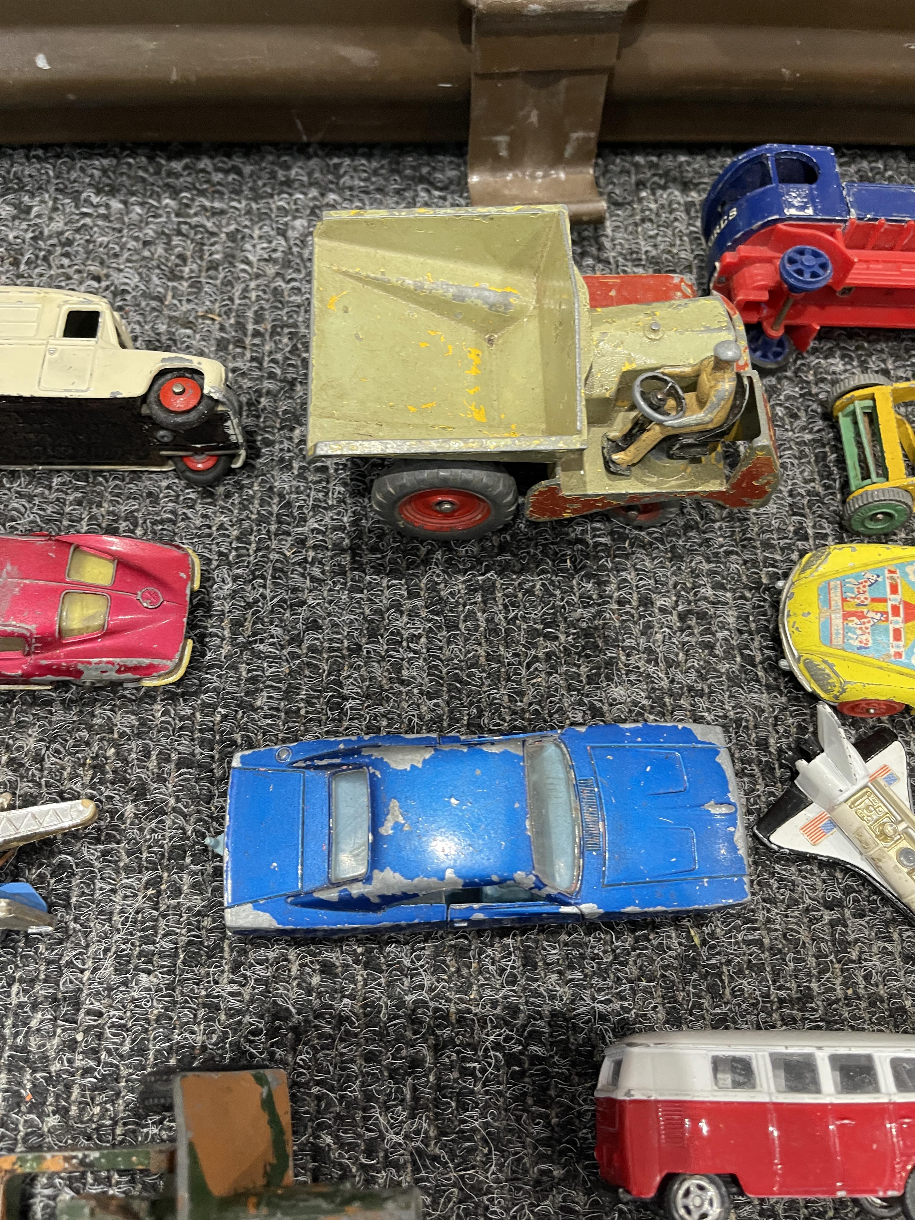 Metal army tin and vintage vehicles - Image 5 of 28