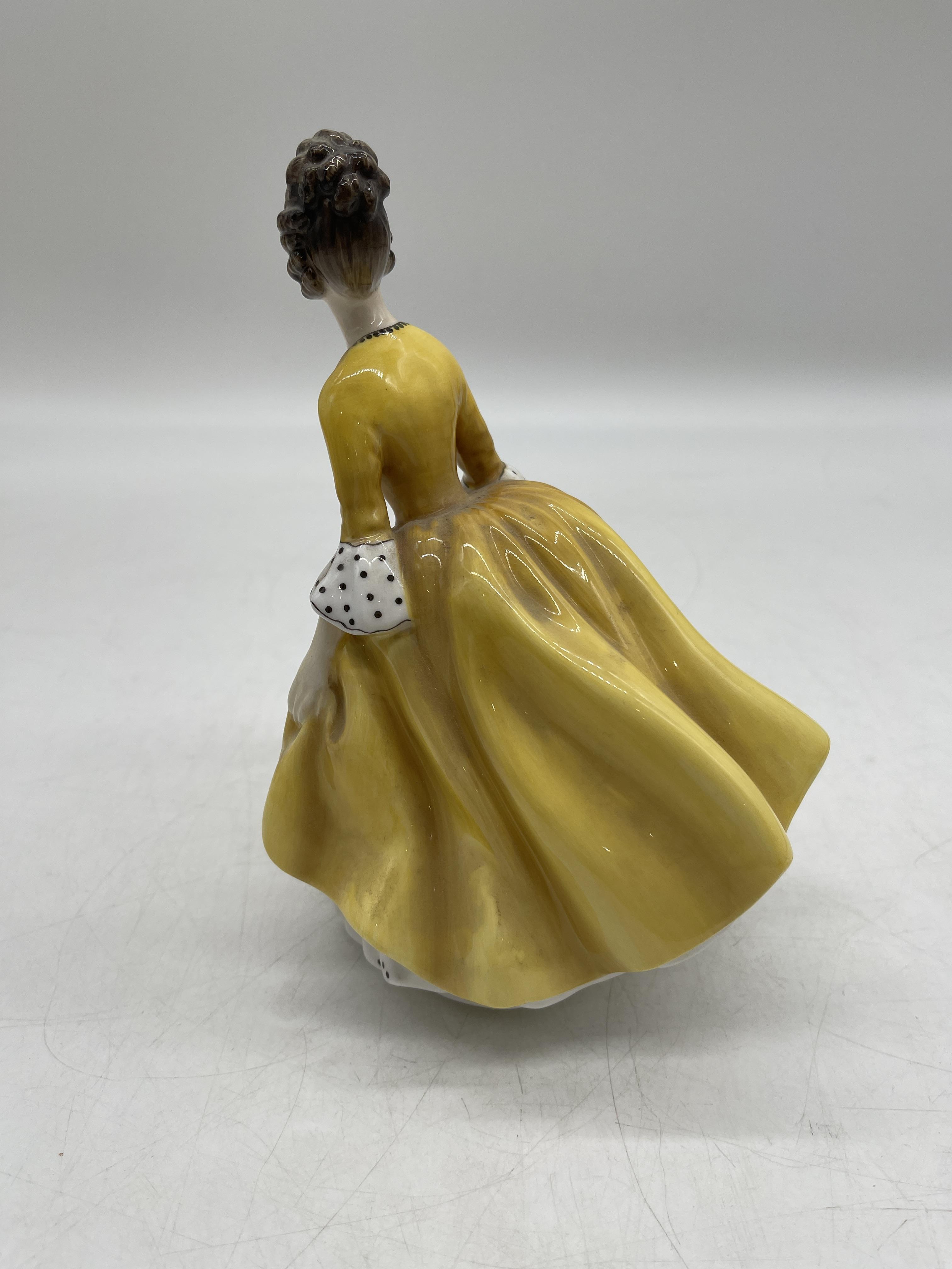 Yellow Royal Doulton ceramic figurines - Image 11 of 31
