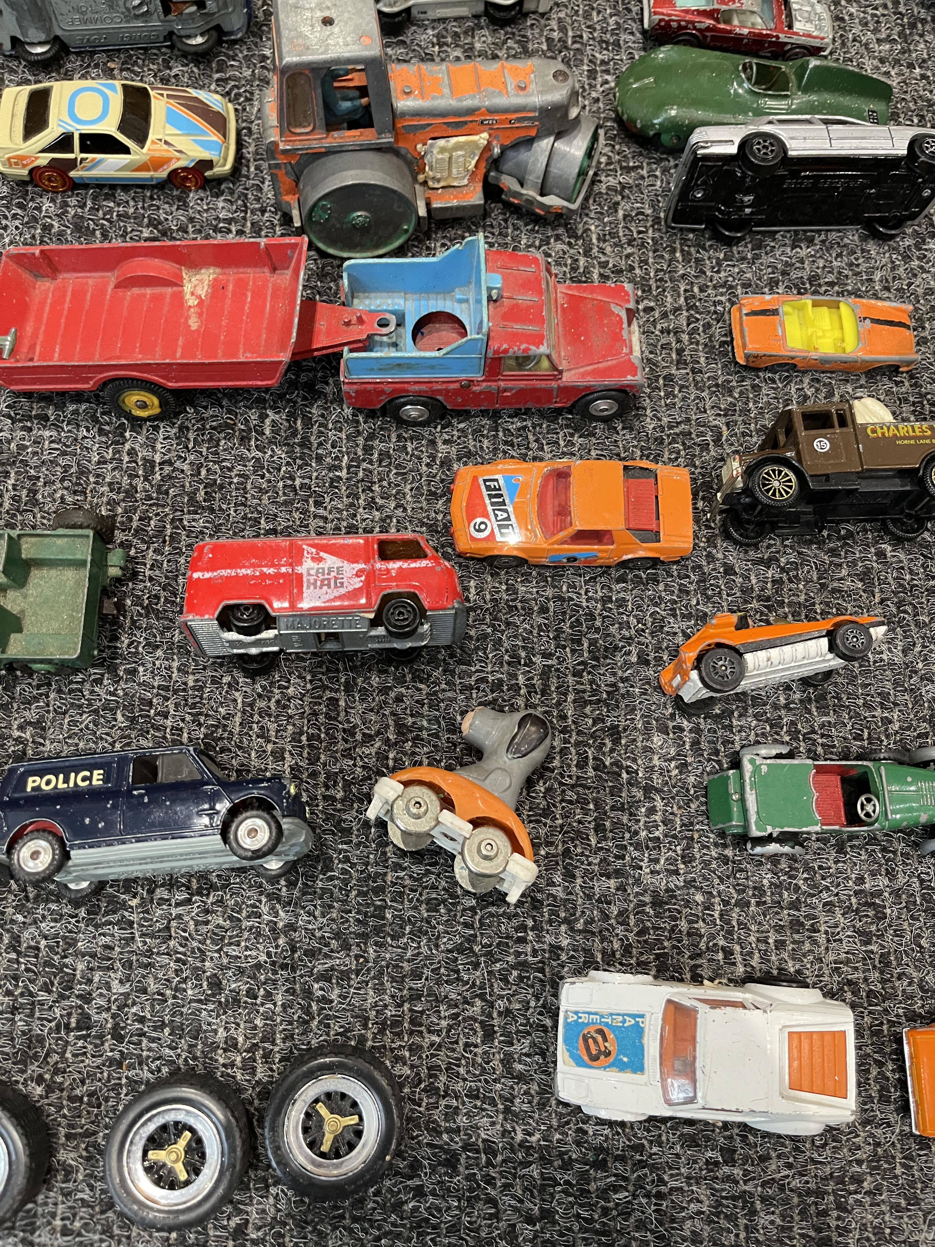 Metal army tin and vintage vehicles - Image 20 of 28