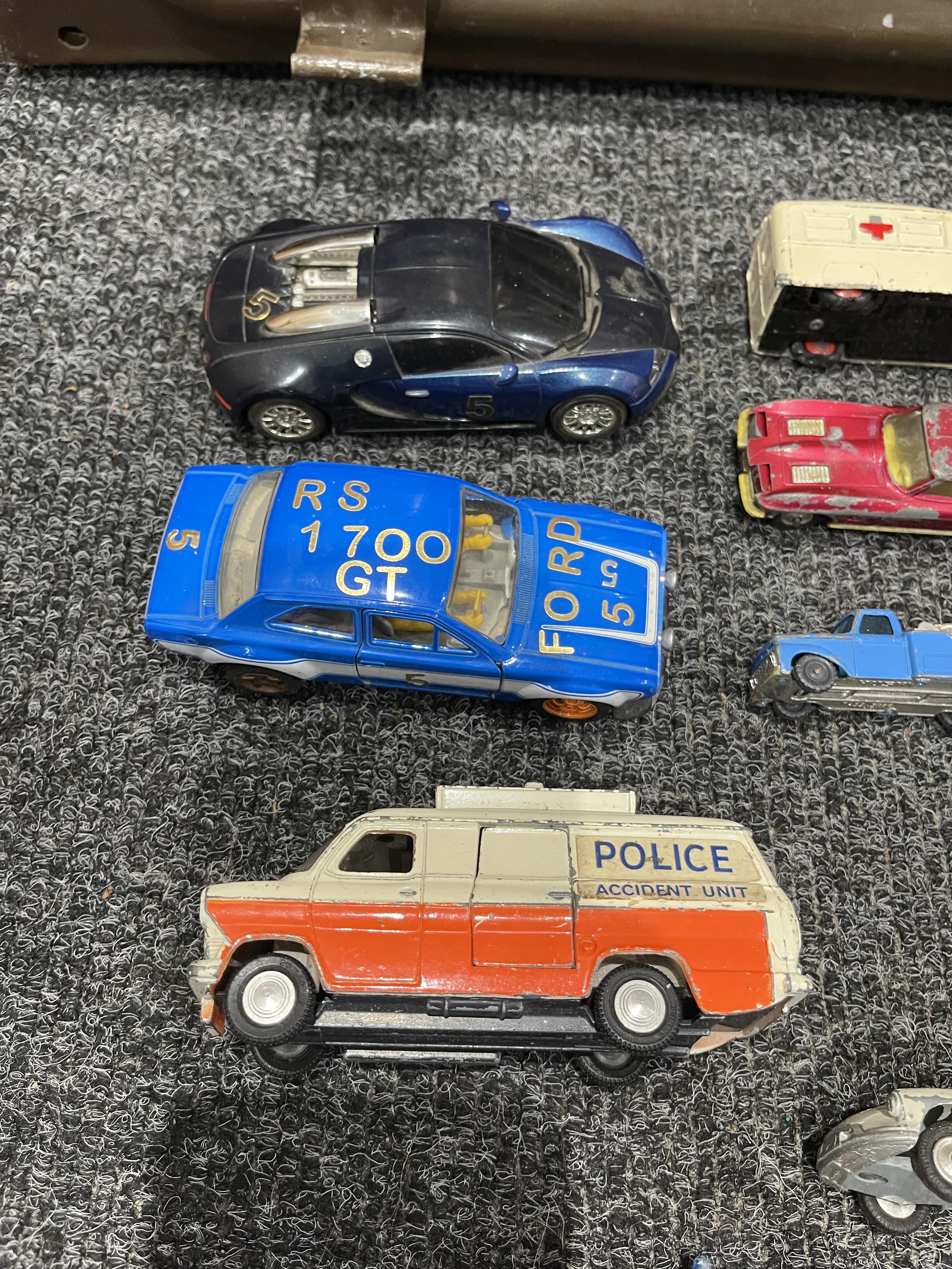 Metal army tin and vintage vehicles - Image 3 of 28