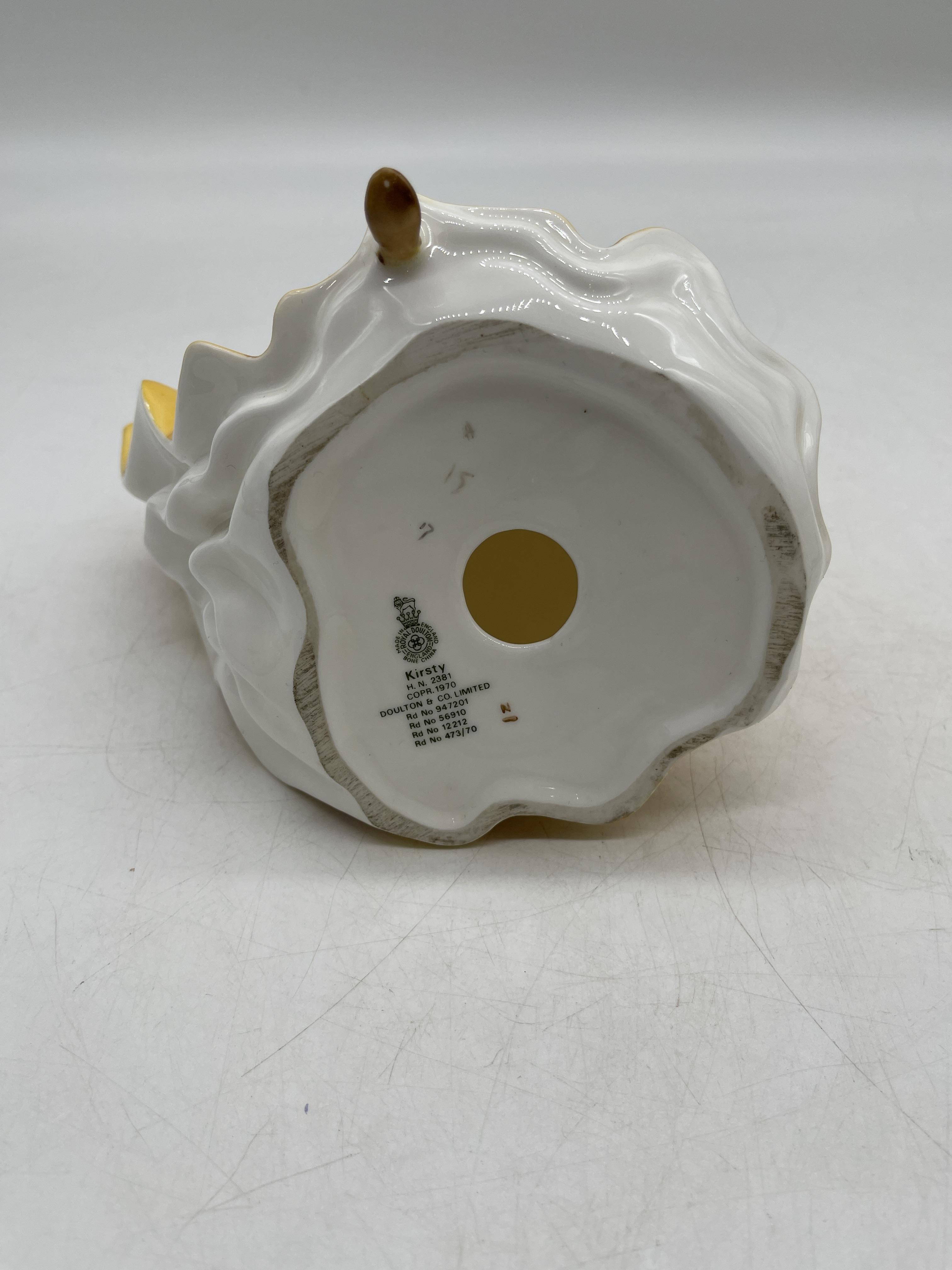 Yellow Royal Doulton ceramic figurines - Image 22 of 31