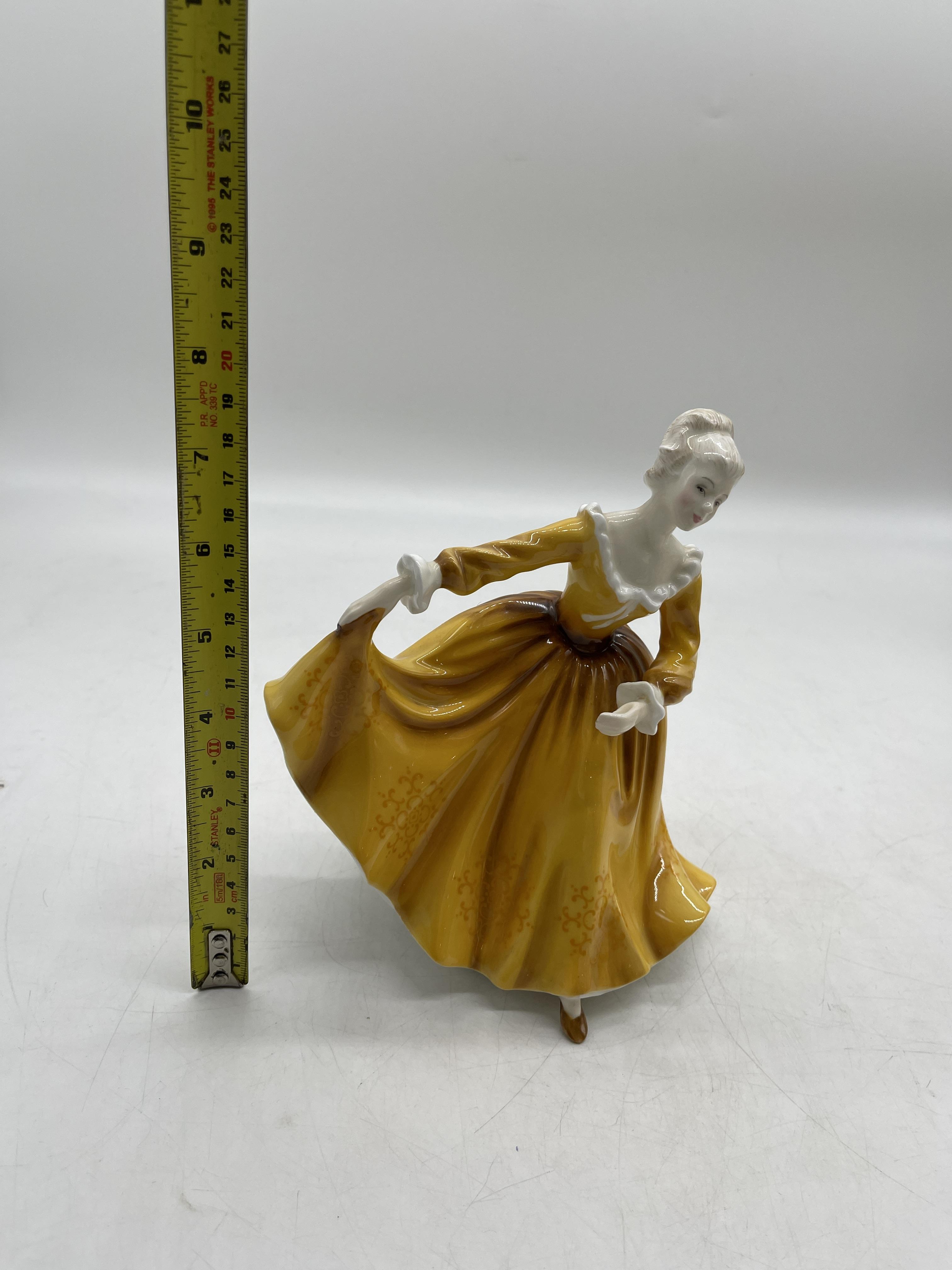 Yellow Royal Doulton ceramic figurines - Image 23 of 31