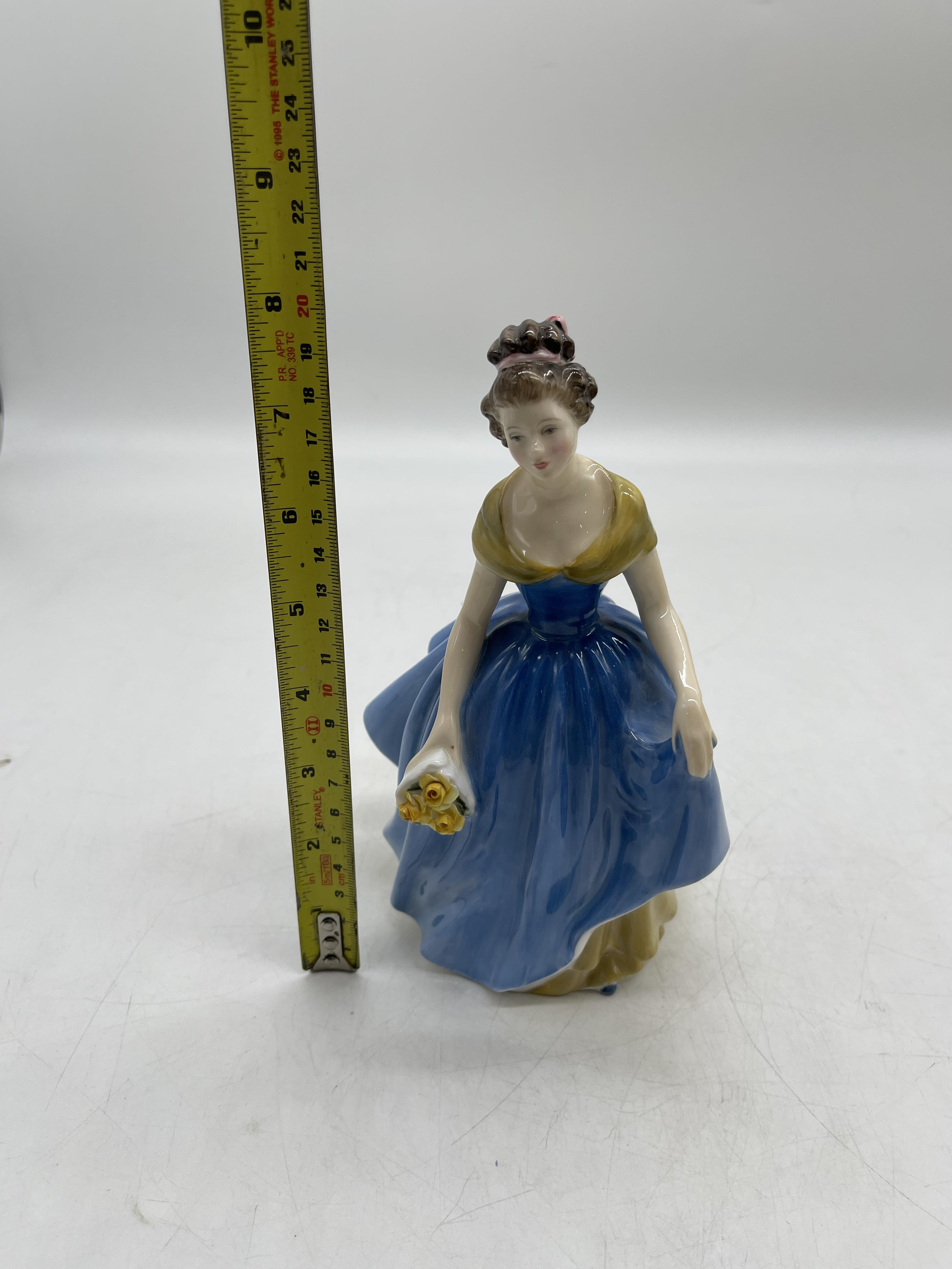 Yellow Royal Doulton ceramic figurines - Image 31 of 31