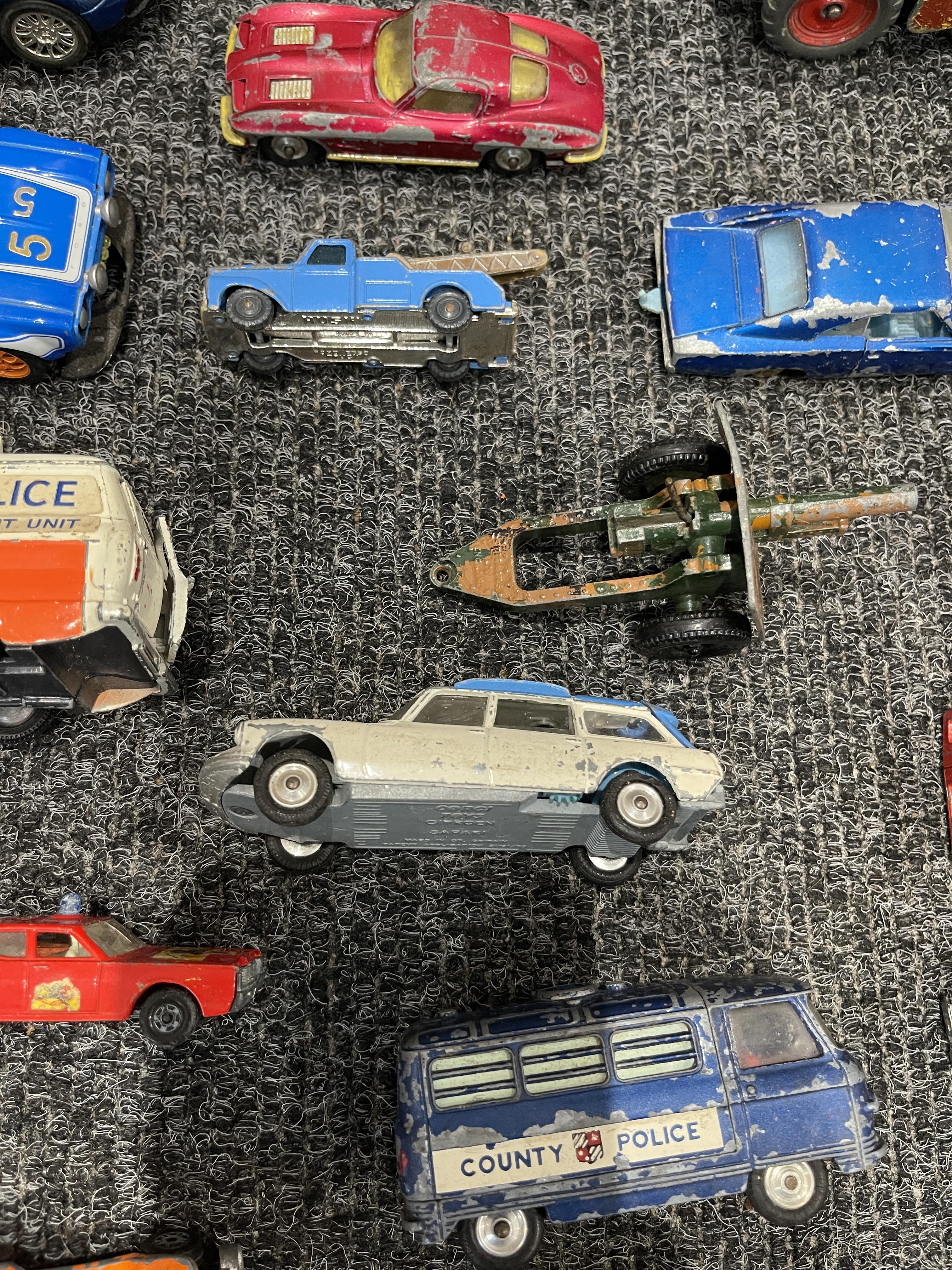 Metal army tin and vintage vehicles - Image 10 of 28