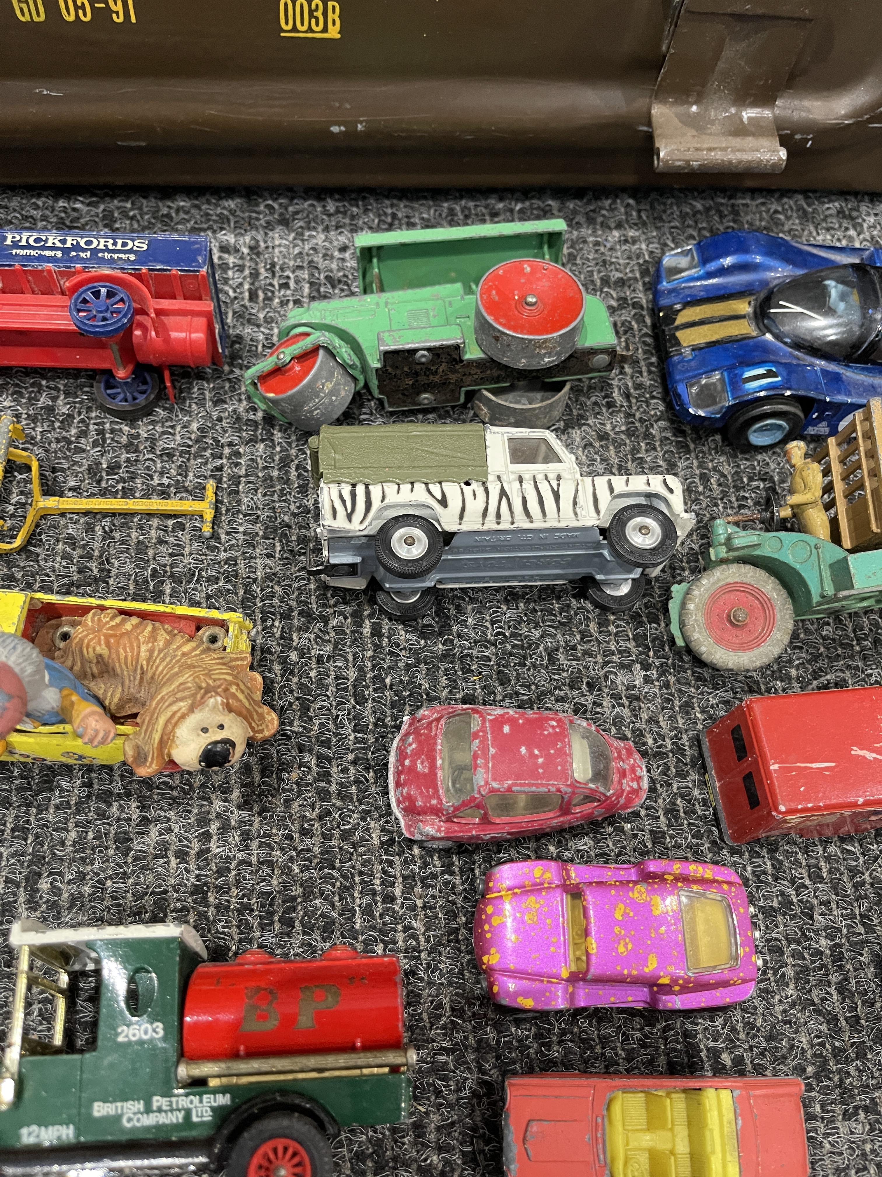 Metal army tin and vintage vehicles - Image 7 of 28