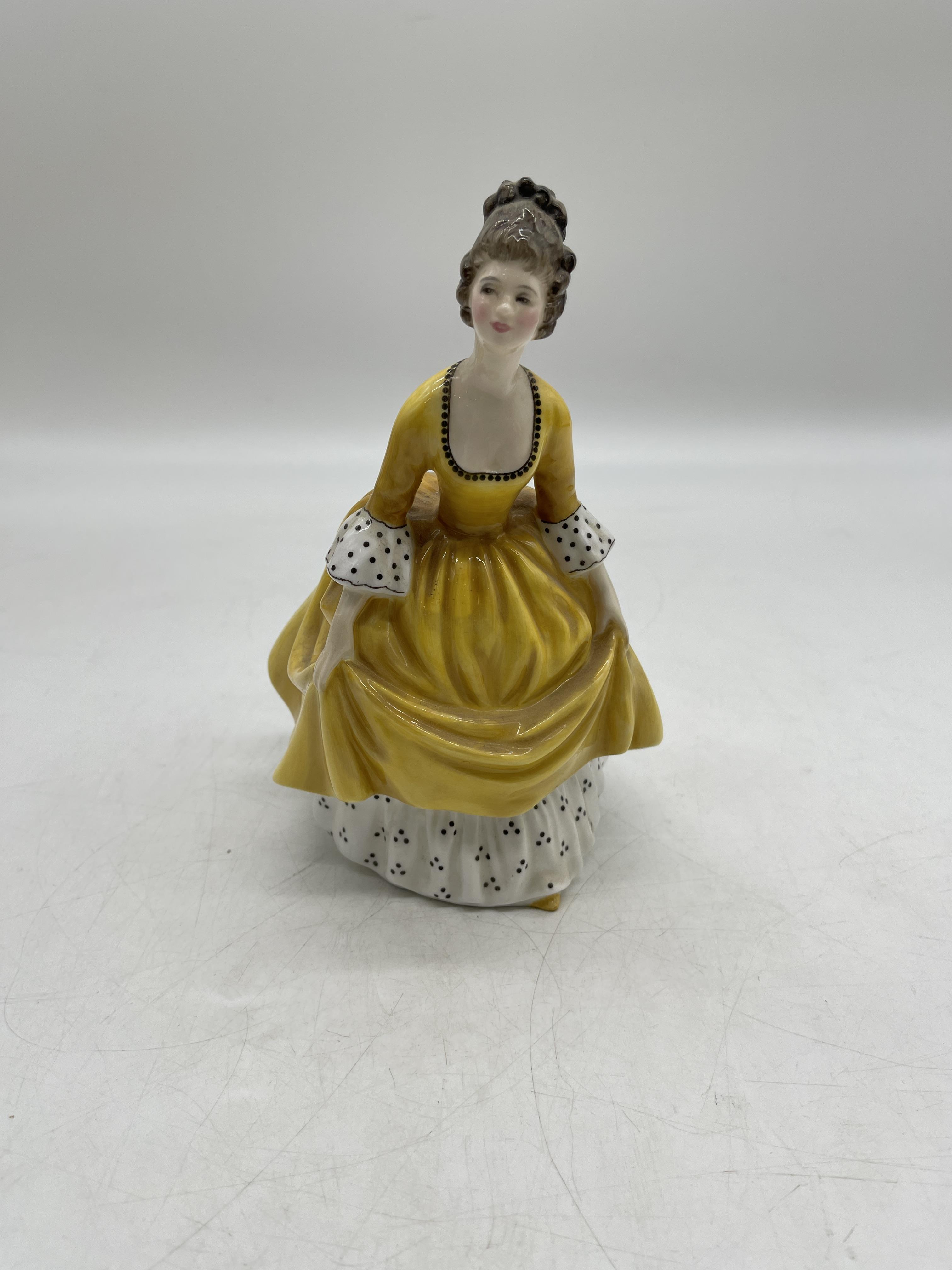 Yellow Royal Doulton ceramic figurines - Image 9 of 31