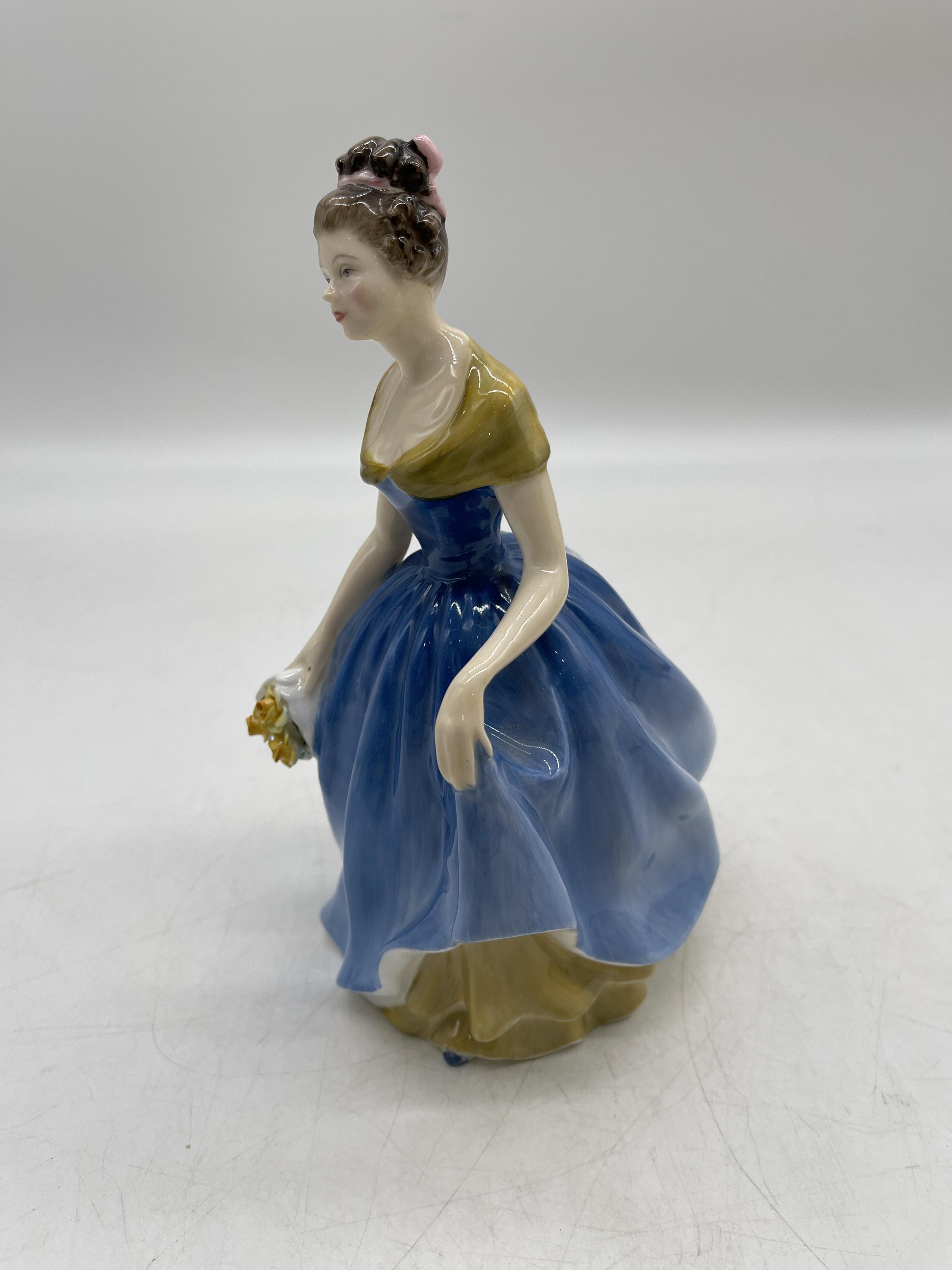 Yellow Royal Doulton ceramic figurines - Image 29 of 31