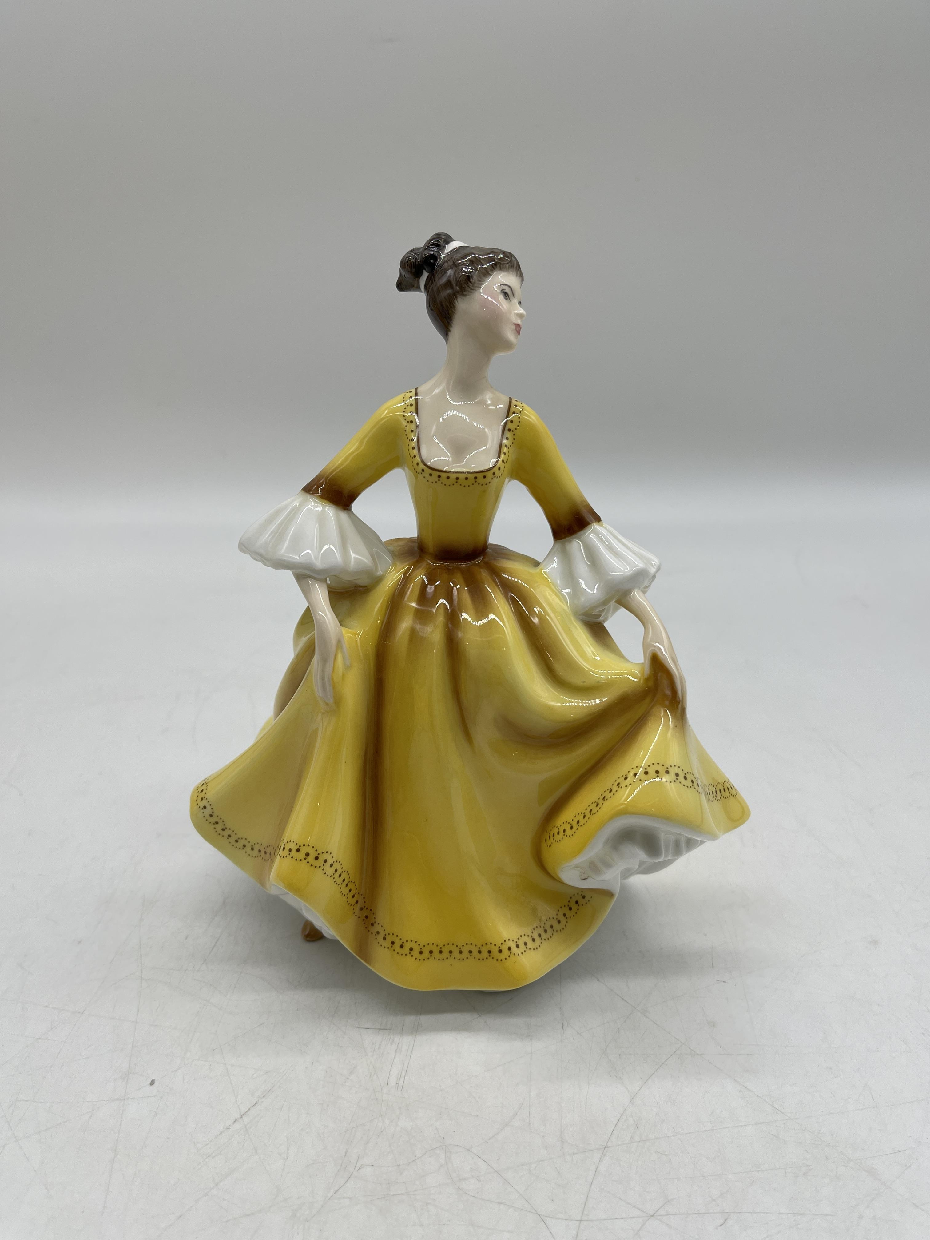 Yellow Royal Doulton ceramic figurines - Image 2 of 31