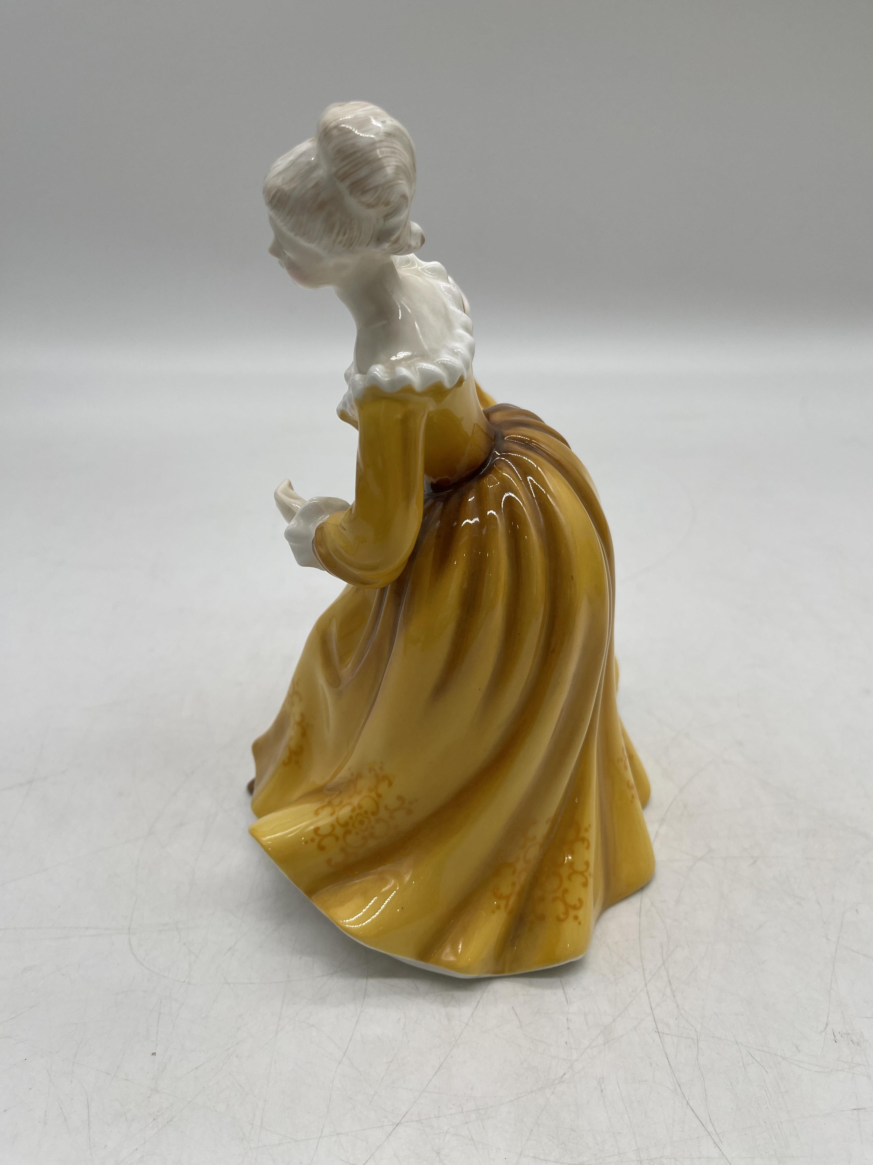 Yellow Royal Doulton ceramic figurines - Image 18 of 31