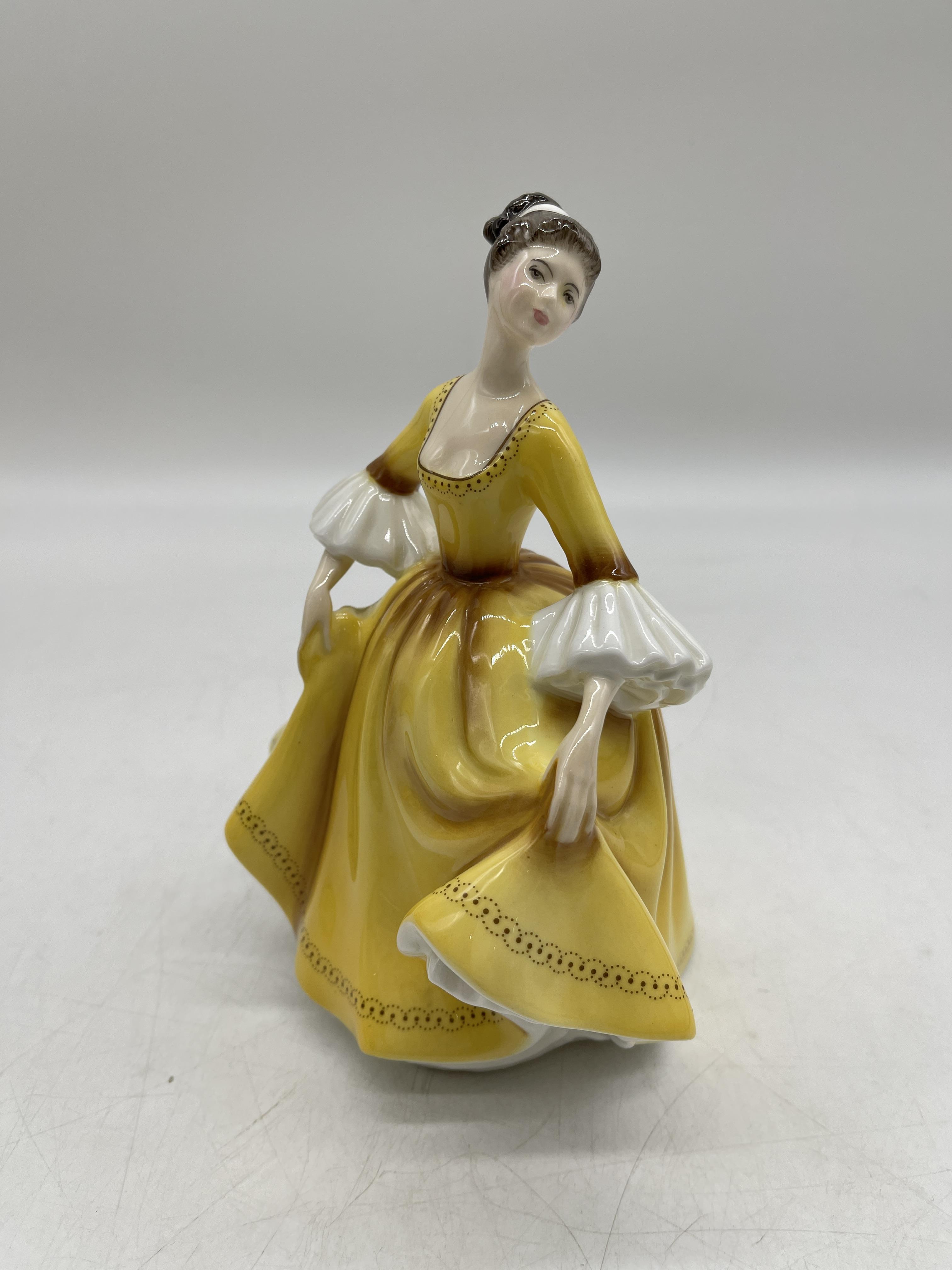 Yellow Royal Doulton ceramic figurines - Image 6 of 31