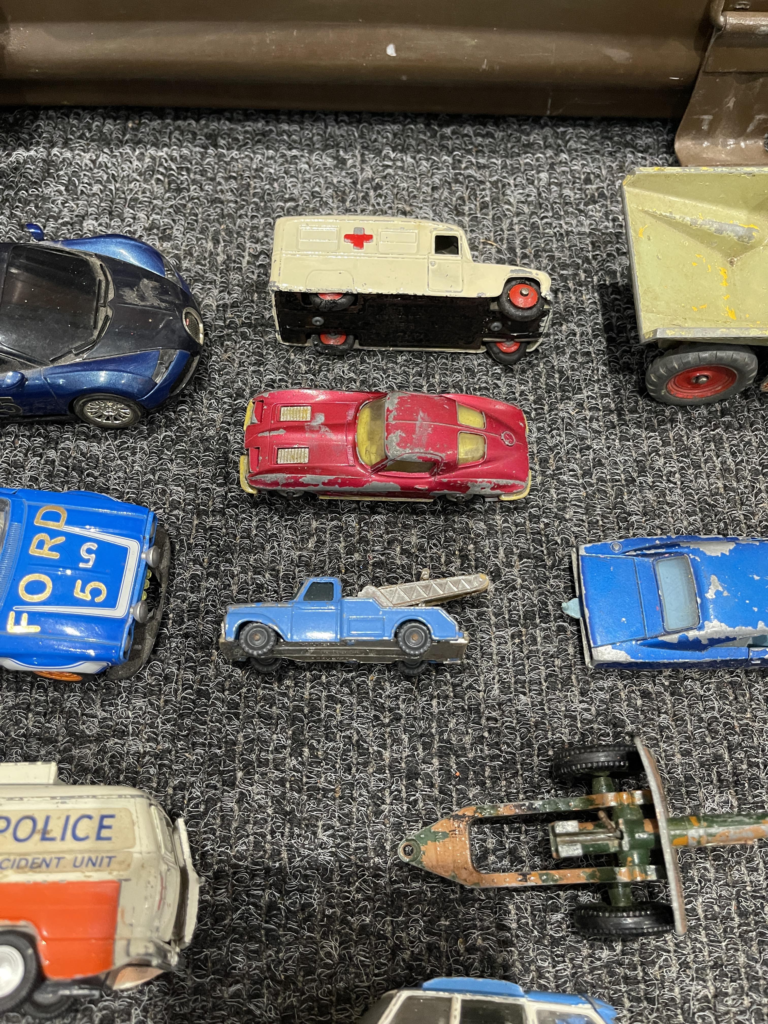 Metal army tin and vintage vehicles - Image 4 of 28